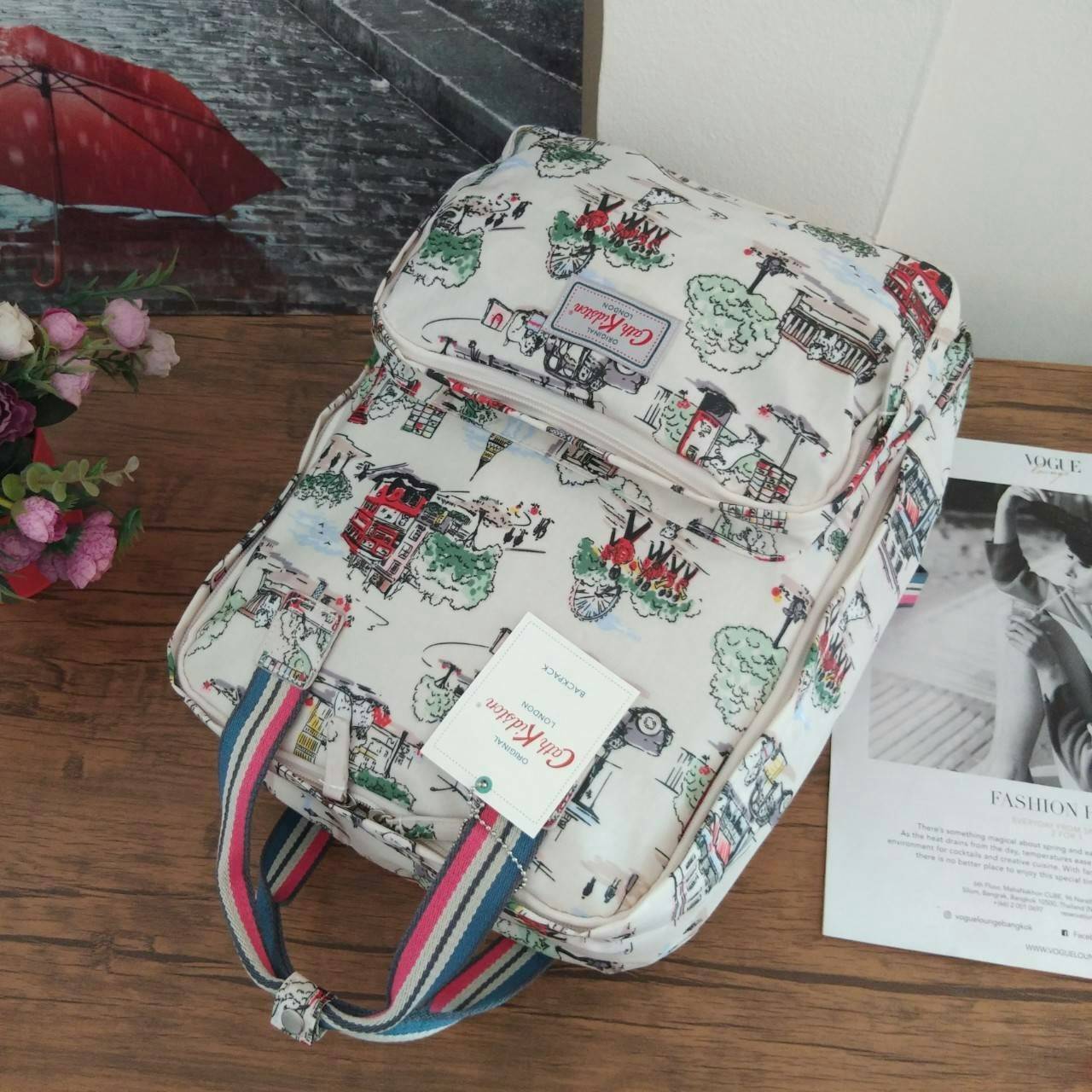 Cath Kidston Backpack Bag กระเป๋าเป้ สไตล์วินเทจ ด้านหน้ามี 1 ช่องซิป เปิดปิดด้วยซิป มีช่องหลักโล่งกว้าง และช่องเล็ก ใบนี้จุของได้เนอะ คุ้มค่าเกินราคาค่ะ