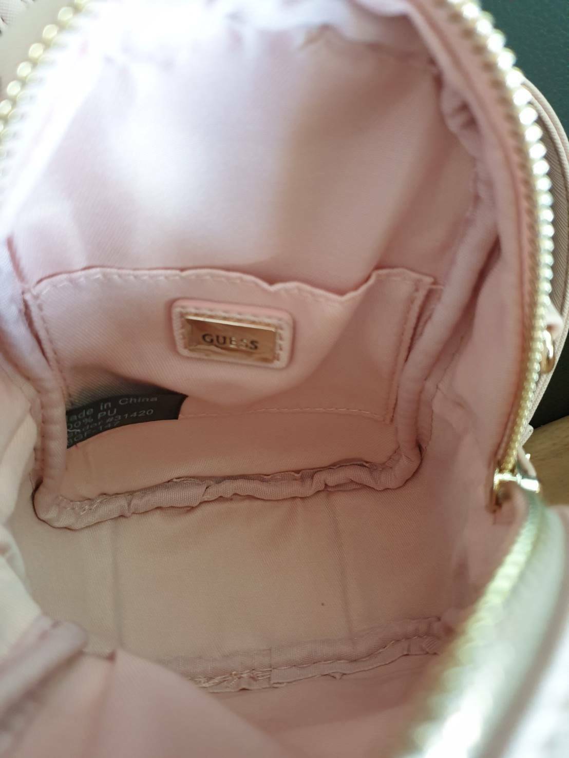 กระเป๋าสะพายข้าง Guess ด้านหน้าติดชื่อแบรนด์ มีช่องซิปด้านหน้า ด้านบนเป็นช่องเปิดปิดซิปมีสัญลักษณ์แบรนด์ติดที่ตัวจับซิปด้วย ด้านในเป็นช่องกว้าง มีช่องเสียบสิ่งของด้วยค่ะ ตัวสายสะพายเป็นโซ่ตัดต่อกับสายหนัง สามารถปรับระดับได้ สวยเก๋ขนาดนี้ รีบมาจับมาจองเป็น