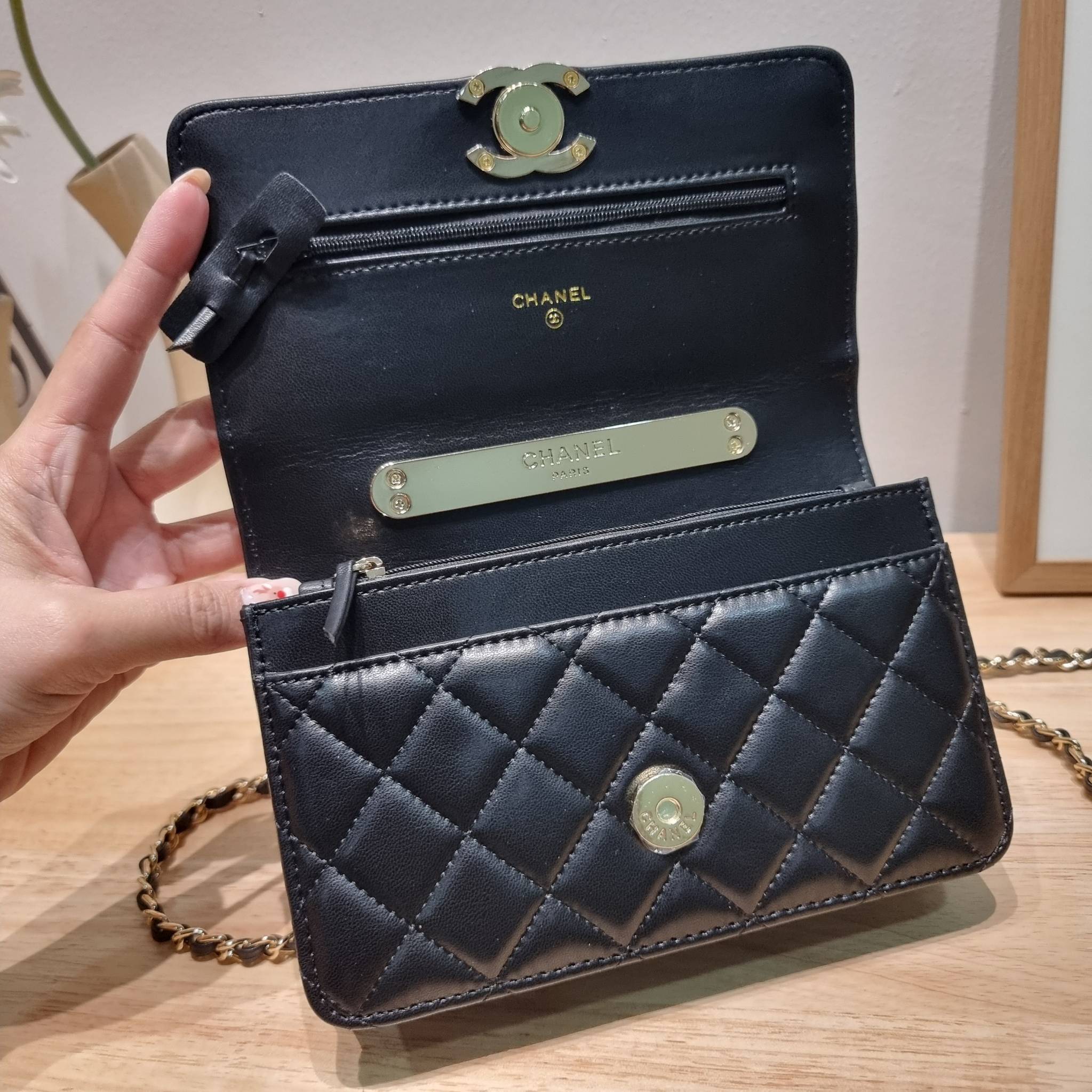 CHANEL woc with top handle black / CHANEL WALLET ON CHAIN กระเป๋าสะพายข้างไซส์กำลังดี สวยหรู ดีไซน์คลาสสิคผสานกิมมิคประจำแบรนด์ ทำให้ไอเท็มนี้เพิ่มมูลค่าขึ้นไปอีก สร้างสรรค์ตัวกระเป๋าด้วยหนังแกะ สัมผัสสบายมือ ใช้งานสะดวกด้วยกระดุมแม่เหล็ก ภายในกระเป๋าแบ่ง