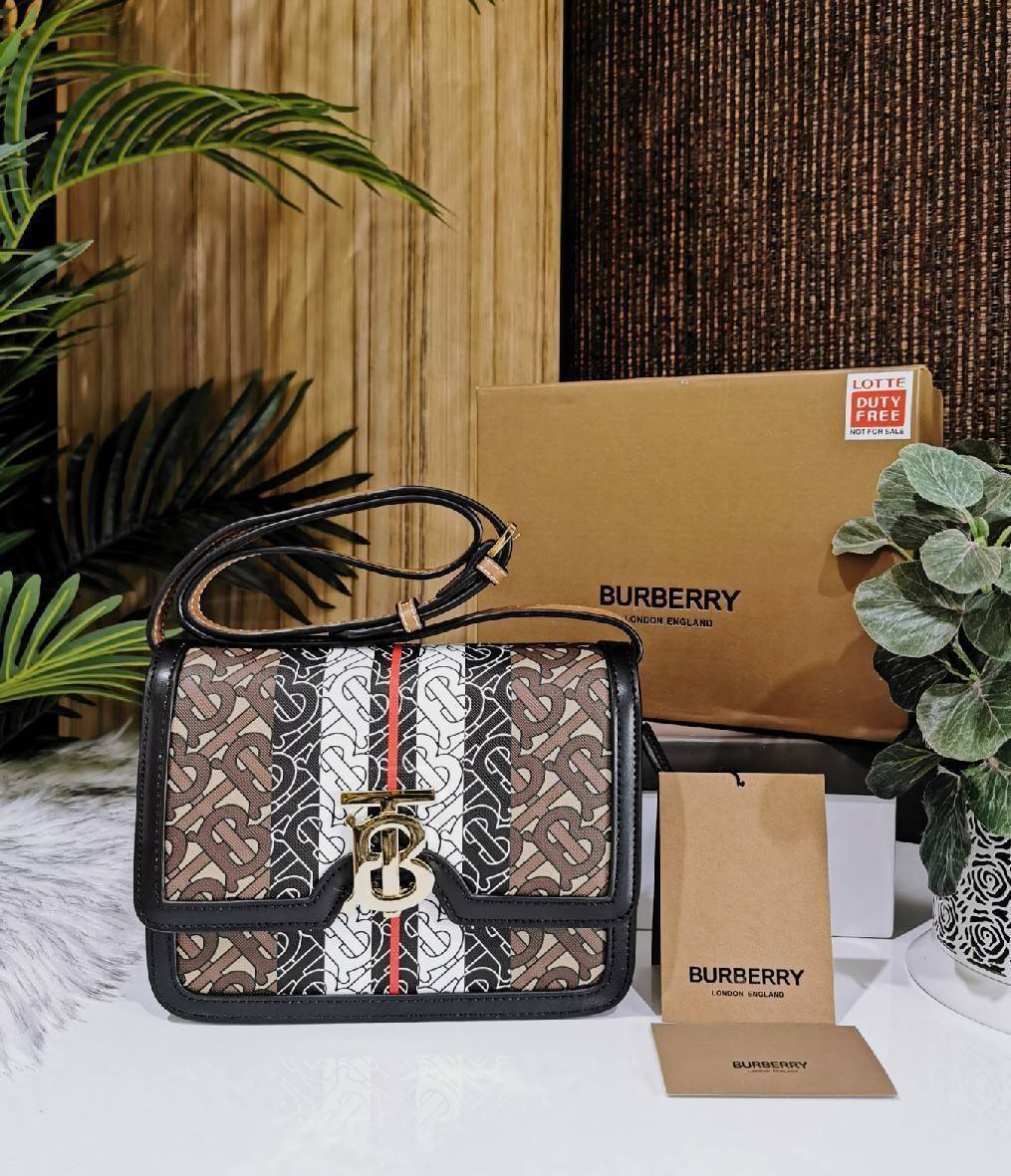 พรีเมี่ยมกิ๊ฟแท้ 100% 】BURBERRY FRAGRANCES LEATHER CROSSBODY BAG VIP GIFT WITH PURCHASE (GWP) กระเป๋าสะพายพรีเมี่ยมกิ๊ฟรุ่นใหม่ล่าสุด Limited จาก BURBERRY Perfume DutyFree