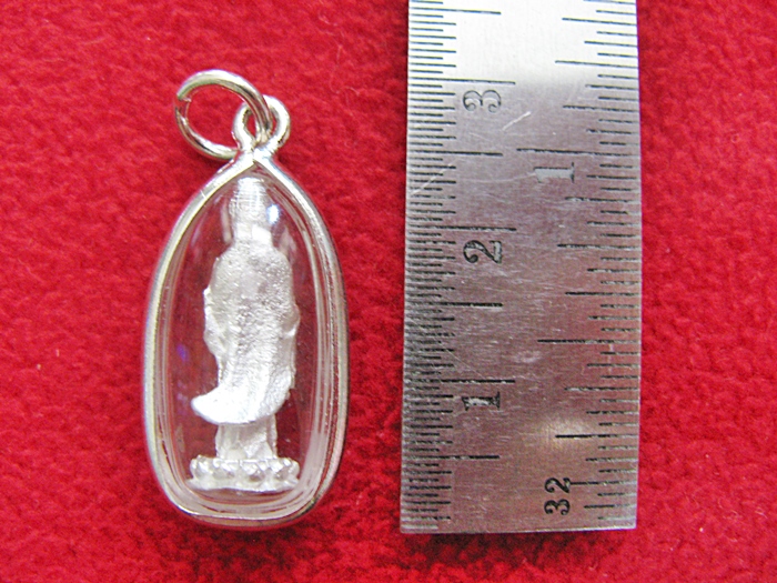 สินค้าหมดค่ะ จี้องค์เจ้าแม่กวนอิมปางถือดอกบัวโปรยน้ำทิพย์ เนื้อเงินพ่นทรายเลี่ยมเงินไมครอนพร้อมใบคาถาค่ะ