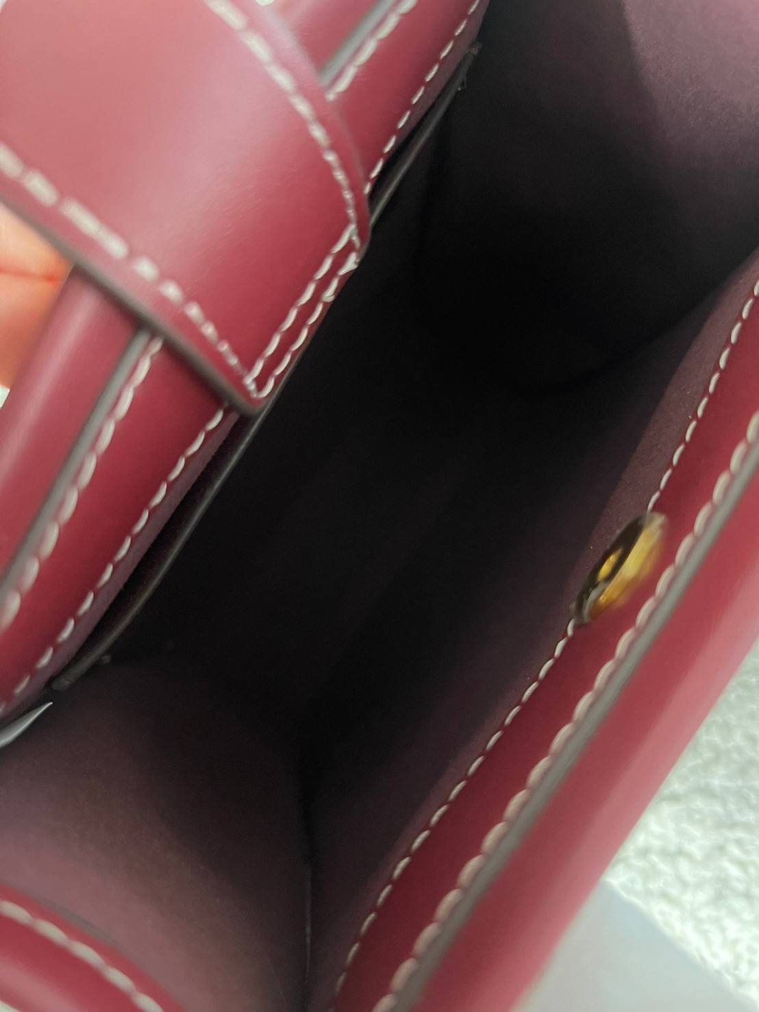 Tory burch t monogram jacquard mini tote ลวดลายT monogram ด้วยโลโก้สุดไอคอนนิคของแบรนด์ โดดเด่นด้วยกราฟฟิคและดีไซน์ ออกมาในหลายรูปแบบหลายคอลเลคชั่น แต่ละคอลเลคชั่นสวยหรูไม่แพ้กัน ทรงมินิโท้ท ขนาดกำลังดี ใช้งานง่าย ก็เป็นอีกหนึ่งรุ่นที่ทันยุคทันสมัยที่สาวๆ