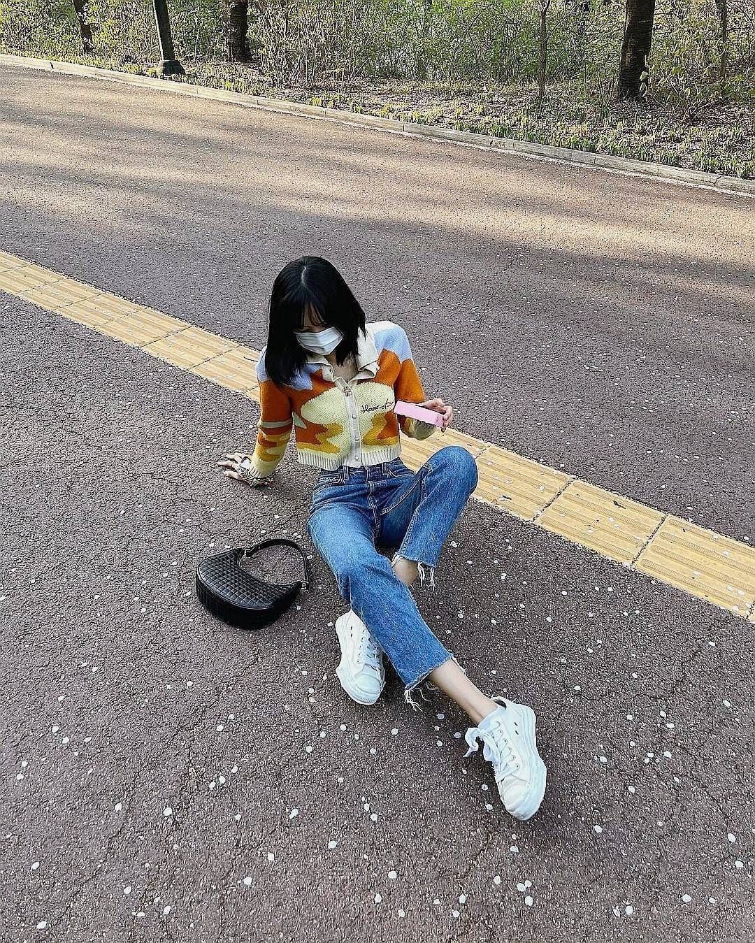 พรีเมี่ยมกิ๊ฟแท้ 100% 】CELINE SHOULDER BAG VIP GIFT WITH PURCHASE (GWP) พรีเมี่ยมกิ๊ฟ Limited Edition จาก CELINE HAUTEPARFUME DUTYFREE COUNTER วัสดุ LAMBSKIN หนังนิ่มสวยอยู่ทรงดีไซน์หรูฮิตสุดๆในเกาหลี เปิดปิดด้วยซิปแบรนด์สีทอง