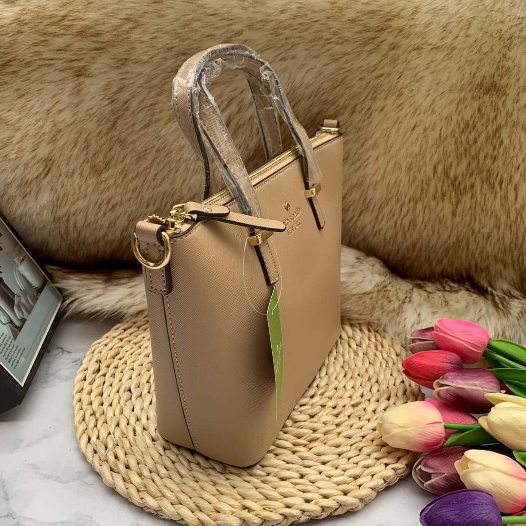 ของแท้ 💯% Kate Spade New York Cross Body Bag กระเป๋าถือหรือสะพาย หนัง Saffiano ภายในมีช่องซิปและช่องเล็ก มีหมุดรองฐานกันรอย 4 มุม อะไหล่ทองทั้งใบ ขนาดกำลังดี ใส่กระเป๋าสตางค์ยาวได้ค่ะ