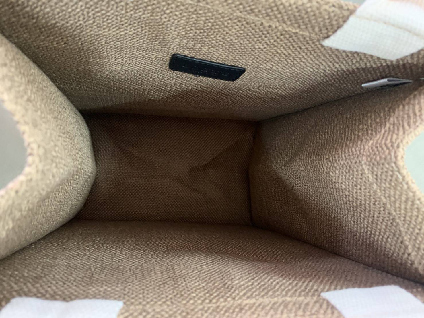 LOEWE BASKETA BAG VIP GIFT WITH PURCHASE (GWP) พรีเมี่ยมกิ๊ฟ Limited Edition จาก LOEWE กระเป๋าดีไซต์ถักทอคล้ายงานสาน **วัสดุผ้าแคนวาสทั้งใบ น้ำหนักเบา ด้านหน้าปักโลแบรนด์เห็นเด่นชัด ด้านในโล่งกว้าง ใส่กระดาษ A4 ipad ได้ แมทกับชุดได้ง่ายด้วยลุค Chic and Ch