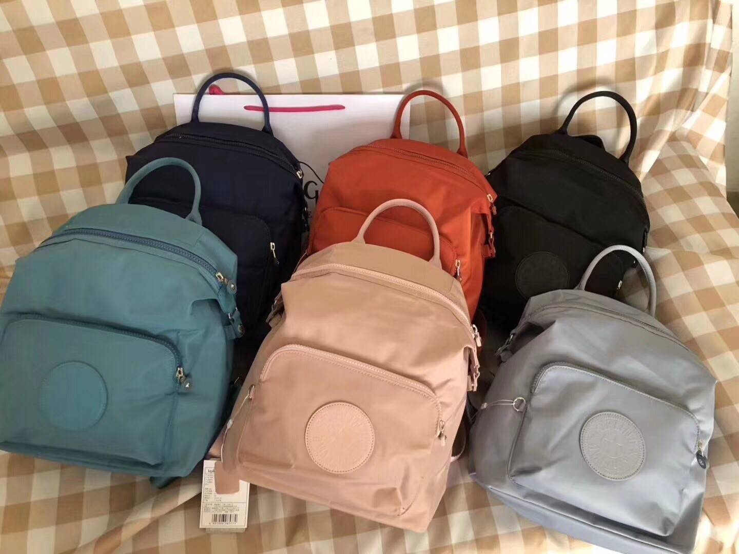 kipling mini bagpack กระเป๋าเป้ขนาดกลางกำลังดี วัสดุไนลอนกันน้ำ ปานกลาง ด้านหน้ามีช่องเล็ก โลโก้แบรนด์ มาพร้อมพวงกุญแจ ลายหินอ่อนรูปหัวใจ ช่องใหญ่เปิดปิดด้วยซิปบน ภายใน แบ่งช่องเป็นสัดส่วน มีช่องเล็ก และช่องซิปค่ะ