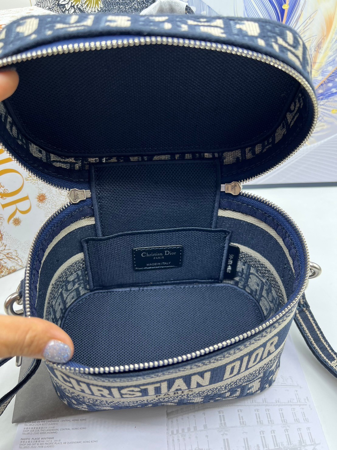 18cm Small DiorTravel Vanity Case กระเป๋าใส่เครื่องสำอาง มาพร้อมกับลวดลาย Oblique ปักอย่างประณีตและประดับด้วยสัญลักษณ์ Christian Dior Paris มาพร้อมสายสะพายและหูจับในตัว ปรับเปลี่ยนใช้งานได้ตามสไตล์