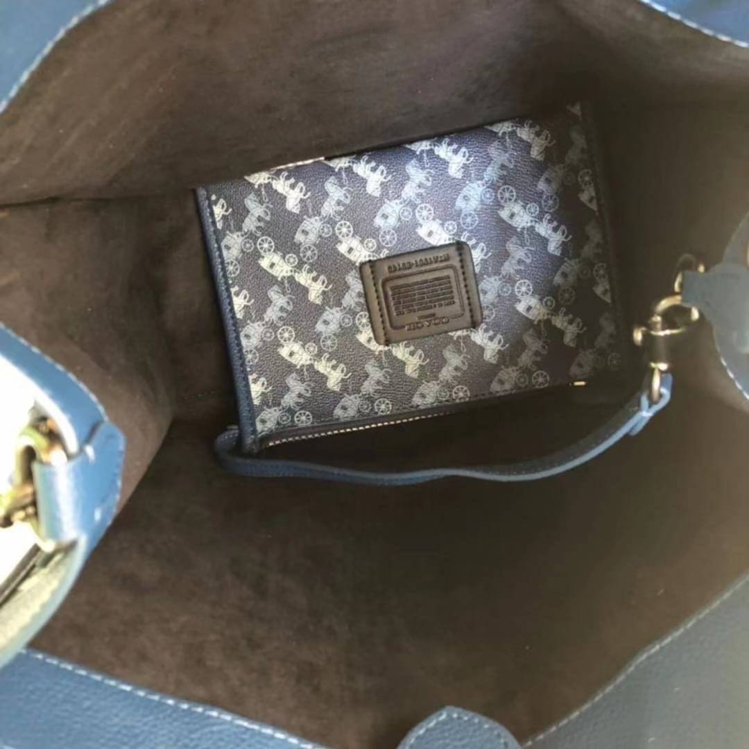 OUTLET 】Coach Field Tote With Horse And Carriage Print พร้อมส่งที่ไทย 89143 Blue True Blue Field Tote