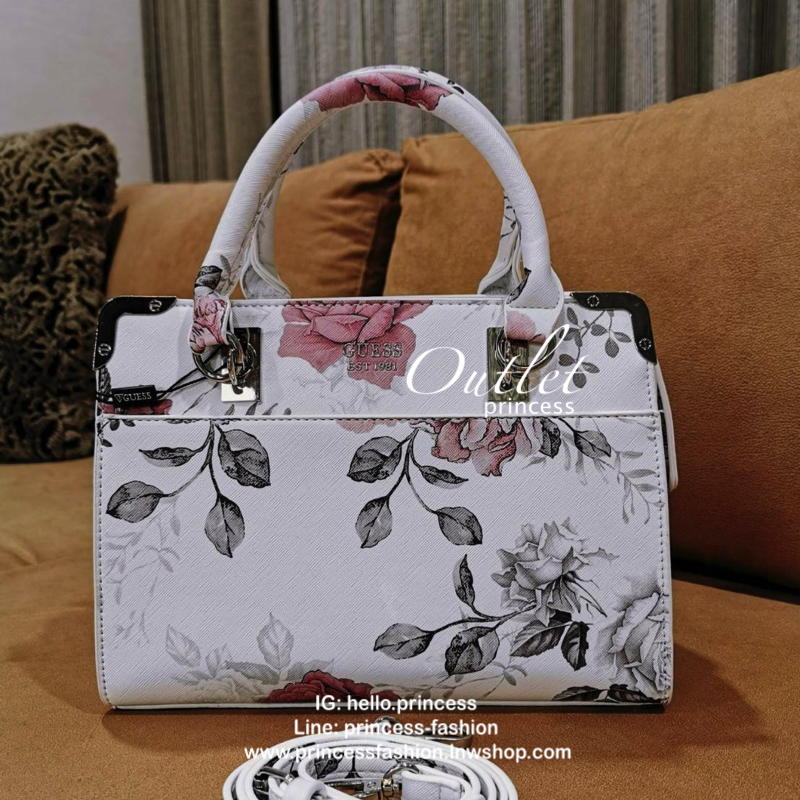 GUESS WOMAN CROSS BODY BAG กระเป๋าถือ/สะพายรุ่นใหม่ล่าสุดจาก GUESS FACTORY หนังสวยอยู่ทรงแข็งไม่ย้วย ขนาดกำลังดี น้ำหนักเบาด้านหน้าประดับโลโก้แบร์นพร้อมอะไหล่เงินที่หูหิ้วและมุมขอบกระเป๋าเพิ่มดีเทลเก๋ หูจับเเข็งแรงพับลงได้ เปิดปิดด้วยซิปสะดวกใช้ ภายในมีโล