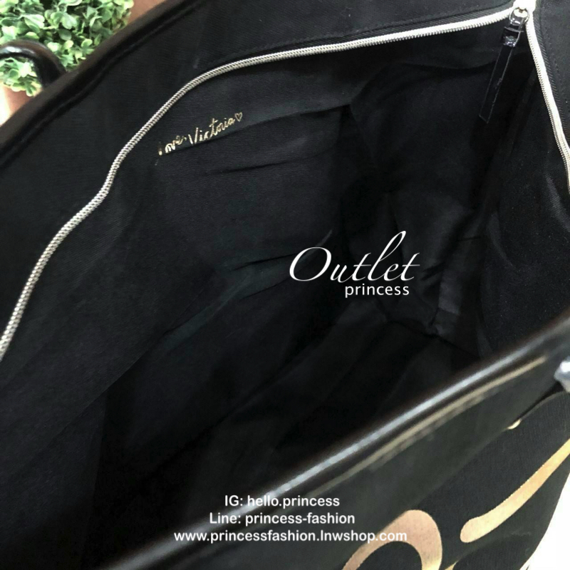 VICTORIA’s SECRET Black and Gold Carryall Zippered Tote Bag กระเป๋าถือหรือคล้องบ่า สไตล์sport วัสดุผ้าแคนวาส ด้านหน้าสกรีนโลโก้เป็นสีทองบนพื้นสีดำดูโดดเด่น เปิดปิดด้วยซิปเดียวด้านบน ภายในกว้าง ใส่เสื้อผ้าสัมภาระสำหรับออกทริปหรือเล่นกีฬา/โยคะ ใบนี้จัดได้เล