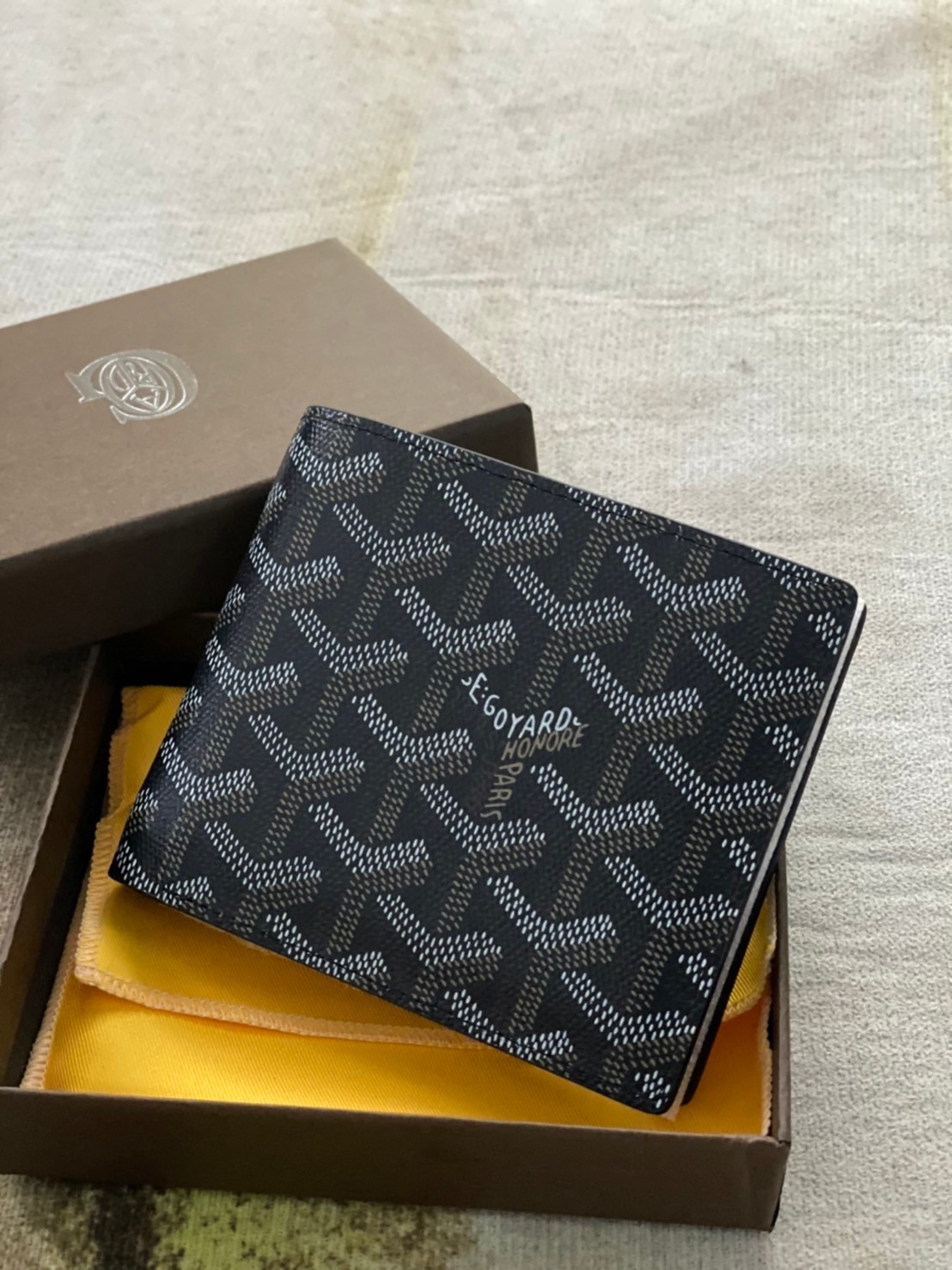 หนังแท้ GOYARD WALLET / GOYARD Victoire Bifold Wallet พร้อมส่งที่ไทย กระเป๋าสตางค์ผู้ชายใบสั้น พร้อมส่ง 6 สี พร้อมกล่องแบรนด์สวยหรูน่าใช้มากค่ะ อีกรุ่นที่ยอดขายไม่เคยตก 🤑🤑 ใบจริงดูผู้ดี ดูแพง!! ภายในมีช่องใส่บัตรได้เยอะ ใส่ธนบัตรได้ทุกใบ ห