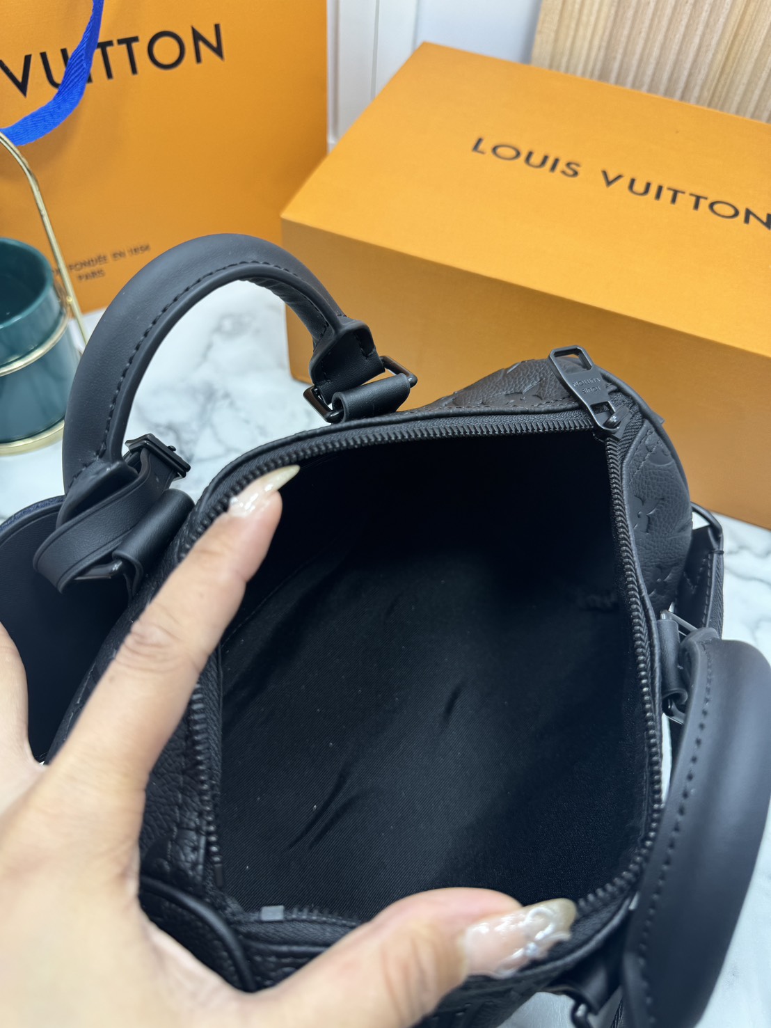 TOP ORI หนังแท้ | LV Keepall Bandoulière 25 กระเป๋าสะพายทรงหมอนสุดไอคอนิก หนังแท้ Taurillon ลายเกรน ฉลุลายโมโนแกรมสวยหรูคลาสสิก โทนสีหรูหราเข้ากันอย่างลงตัว