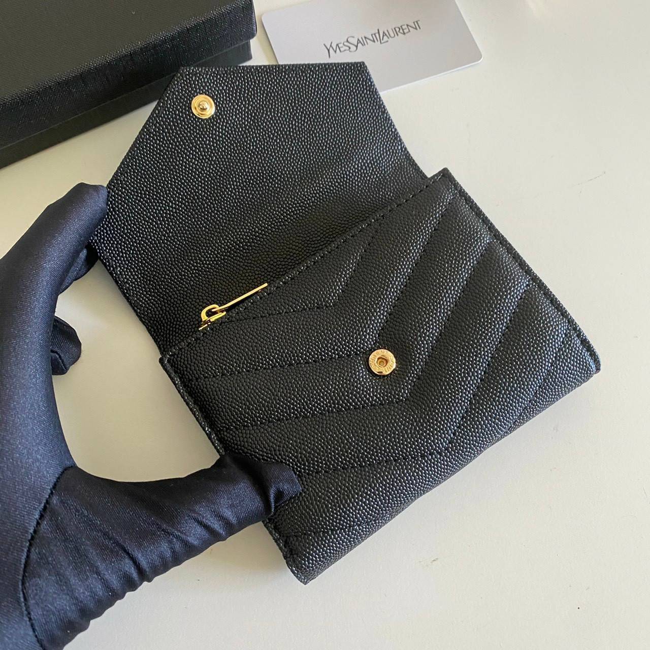 VIP GIFT 】หนังแท้ YSL 13cm SAINT LAURENT Monogram Compact Trifold Wallet กระเป๋าสตางค์ใบสั้น 3 พับ งานดีสุด รอบที่แล้วไม่พอขาย สามพับ ใส่แบงค์ ใส่บัตร ใส่เหรียญได้เยอะ ใบเดียวครบจบเลย หนังสวยมาก ละเอียดสุดๆ