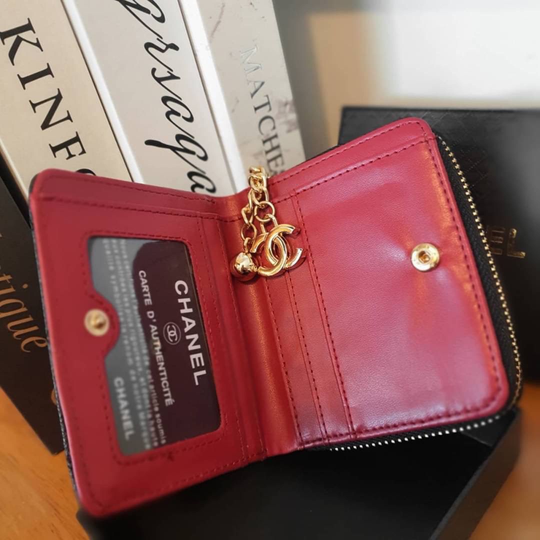 CHANEL SMALL ZIP WALLET พร้อมส่งที่ไทยแล้วค่ะ♡♡ กับ กระเป๋าสตางค์ใบสั้นรุ่นพับ แนะนำรุ่นนี้คะ งานพรีเมี่ยมกิ้ฟท์จากเค้าเตอร์ต่างประเทศ **ทรงมินิน่ารักกก หนังสัมผัสลายคาเวียร์ด้าน จากแบรนด์ CHANEL (GWP) ด้านหน้ามีโลโก้แบรนด์ CC สีทองหรู **อะไ