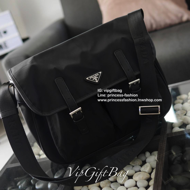New Arrival จากแบรนด์Prada ทรง Messenger ทรงยอดฮิตของคุณผู้ชายเลยค่ะ วัสดุทำจากผ้าNylon อย่างหนา กันน้ำได้คะ มีโลโก้แบรนด์อยู่ข้างหน้า ตัวกระเป๋าอยู่ทรง อะไหล่เงินทั้งใบ ด้านในบุผ้าลายแบรนด์อย่างดี เปิดปิดด้วยกระดุมแม่เหล็ก และด้านในเปิดปิดด้วยซิป ด้านหลั