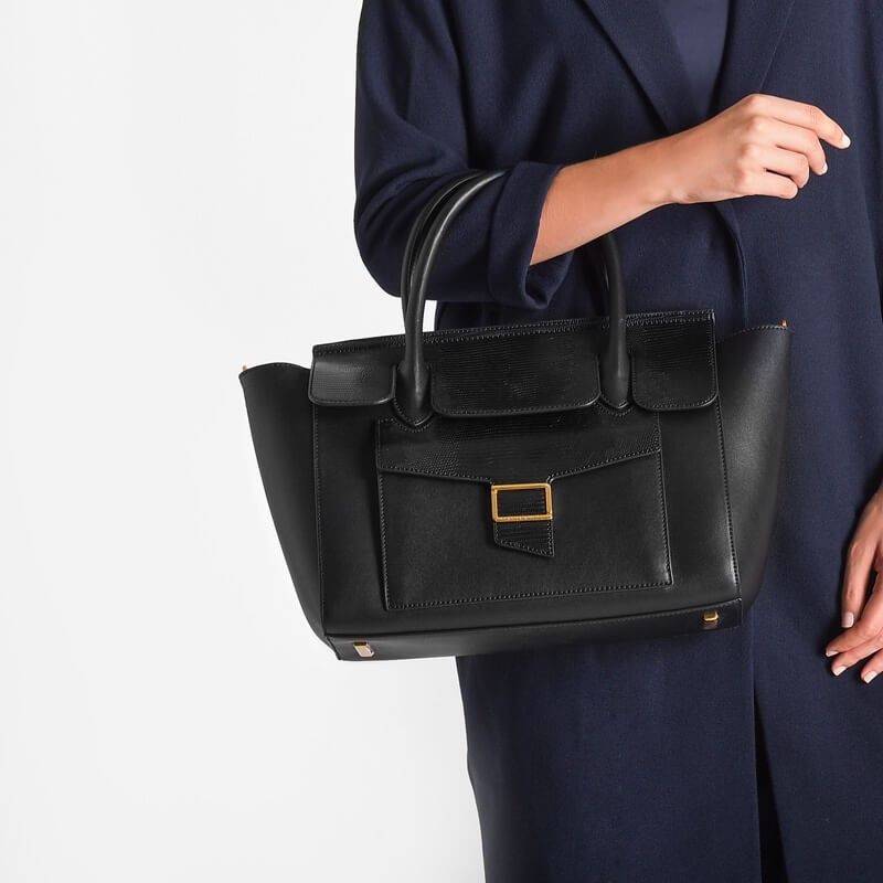 CHARLES & KEITH OVERSIZED TOP HANDLE BAG (Black) กระเป๋าถือใบใหญ่หนังเรียบสวยหรู กระเป๋าถือพร้อมสายสะพายไหล่ ปรับสายได้ค่ะ ด้านหน้ามีช่องเก็บของออกแบบเหมือนเข็มขัด เปิดปิดกระเป๋าด้วยกระดุมแม่เหล็ก อะไหล่สีทอง มีหมุดรองฐานกระเป๋า ด้านในมีช่องซิป 1 ช่อง