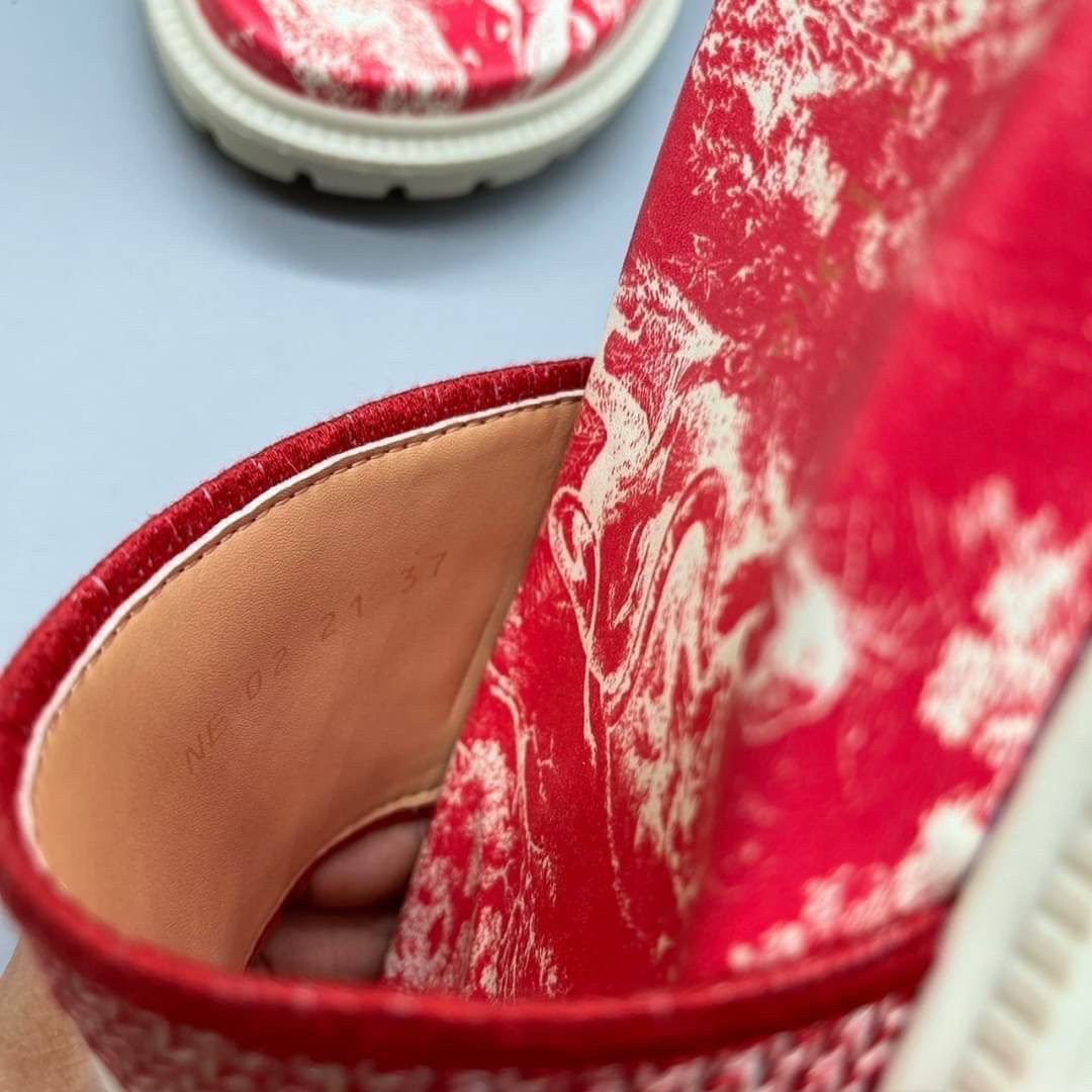 DIOR DWAY SLIDE Toile de Jouy Flowers Embroidered Cotton Dior Sandals รองเท้าแตะที่เป็นเอกลักษณ์ ที่สุดแห่งความหรูหราใช้งานได้ทุกวัน ตัดเย็บจากผ้าฝ้ายปักลาย ประดับด้วยรายละเอียดสวยงาม เสริมส้นยางหนาอย่างดีสวมใส่ง่าย น้ำหนักเบา งานเกรดออริจินอล 1:1 เหมือนท