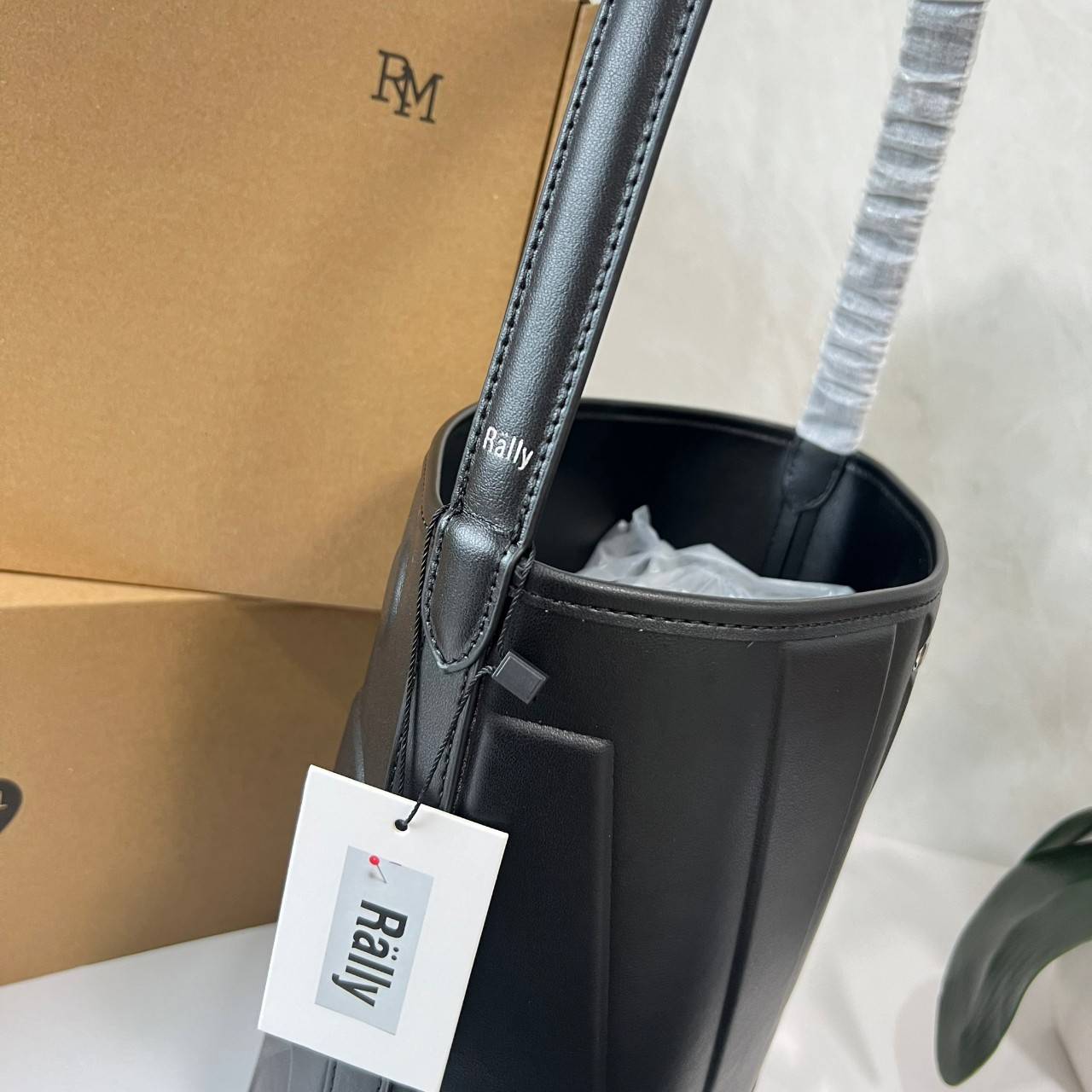 Rally The Bag Whisper กระเป๋าทรงบัคเก็ตงานหนังรุ่นใหม่ ฮอทติดลมบน มาแรงสะพายกันทั่วบ้านทั่วเมือง สายแบกสายขนห้ามพลาดจุของได้เยอะ รุ่นหนังผิวสัมผัสนิ่มมือ ทนทานและจุสิ่งของได้ครบครัน