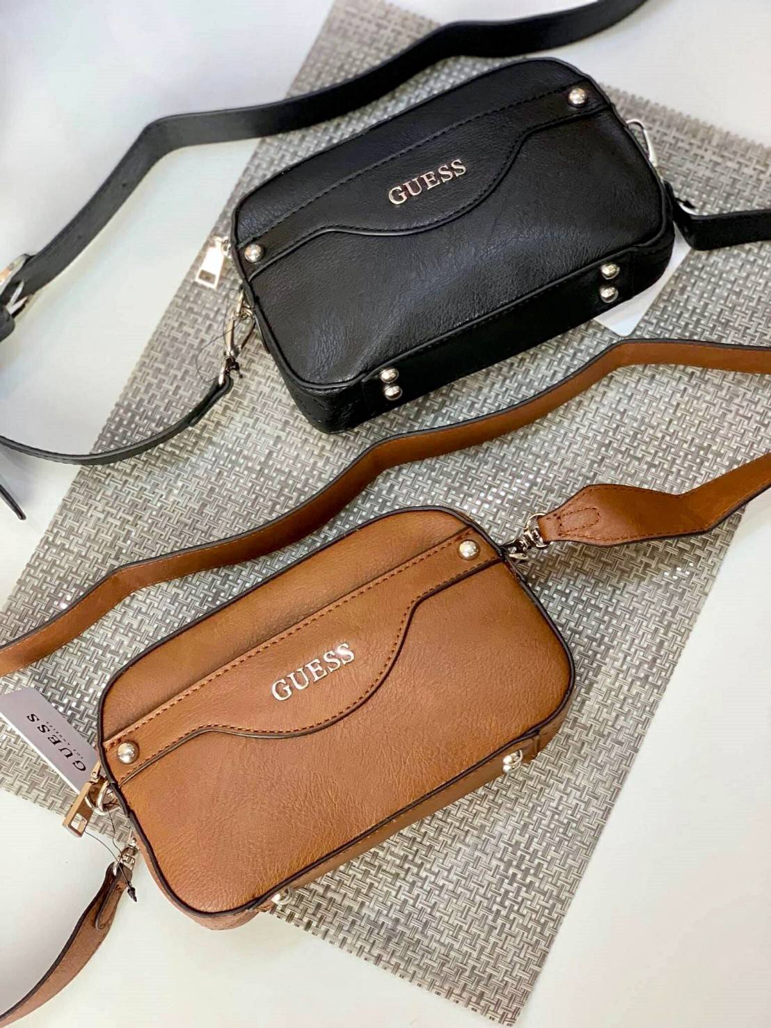 GUESS CROSSBODY BAG กระเป๋าสะพายรุ่นยอดนิยม วัสดุ Saffiano PU คุณภาพดี น้ำหนักเบา ด้านหน้าประดับด้วยโลโก้แบรนด์สุดหรู เปิดปิดกระเป๋าด้วยซิปสะดวกใช้ ด้านในโล่งกว้างมีช่องซิปและช่องเล็กสำหรับใส่ของ สามารถใส่มือถือได้ทุกรุ่น กระเป๋าสตางค์ใบสั้นได้ ซับในลายแบ