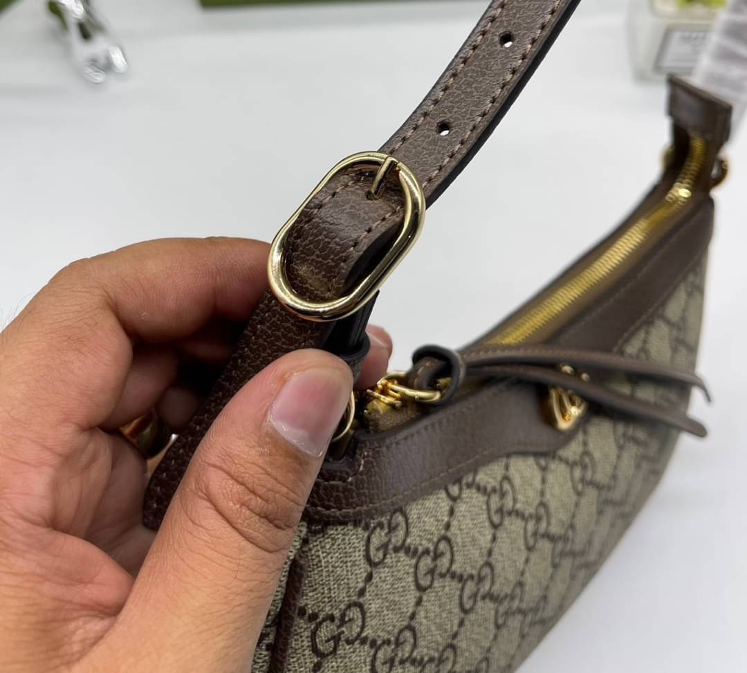 GUCCI Ophidia GG small handbag กระเป๋าสะพายไหล่ สุดคลาสสิกเข้าได้กับสาวๆ ทุกสไตล์ งานปั้มทุกจุดสวยน่าใช้ โทนสีใช้งานง่ายเป็นเอกลักษณ์แบรนด์ แมตช์กับเสื้อผ้าได้ง่าย เสริมลุคสาวมั่นได้ลงตัว