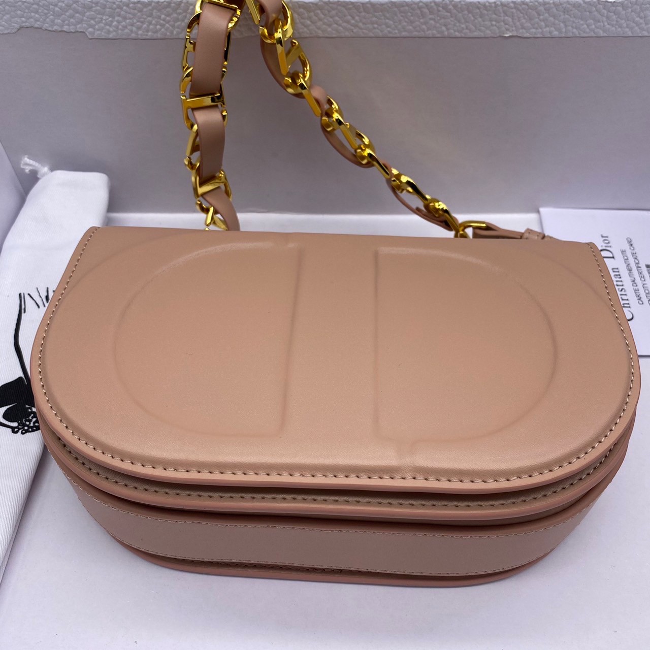 DIOR CD Signature Bag with Strap / CD OVAL CAMERA BAG / Dior Camera Bag ดีไซส์ใหม่ล่าสุด บ่งบอกถึงความหรู แต่ใช้งานได้โอกาส ใช้ได้ทั้งชายหญิง กระเป๋าสะพายทรงกล้อง ขนาดกะทัดรัด ไซส์สะพายคล่องตัว สีผู้ดีมากๆ