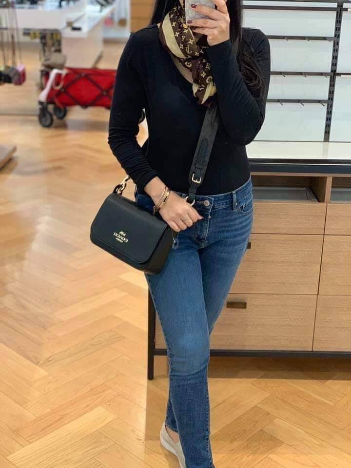 COACH SMALL JES MESSENGER WITH SIGNATURE CANVAS STRAP(COACH F77979)🌺 ทรงนี้ สวยมากจริงๆ ฮิตมากๆตลอดกาล //สะพายข้างฝาปิด ล็อคด้วยแม่เหล็กแน่นหนา รุ่นนี้สวยมาก >>วัสดุหนังแท้เต็มใบ หนังสวยคุณภาพดีมากๆ ยิ่งใช้ หนังยิ่งสวย>>สายสะพายถอดได้ 