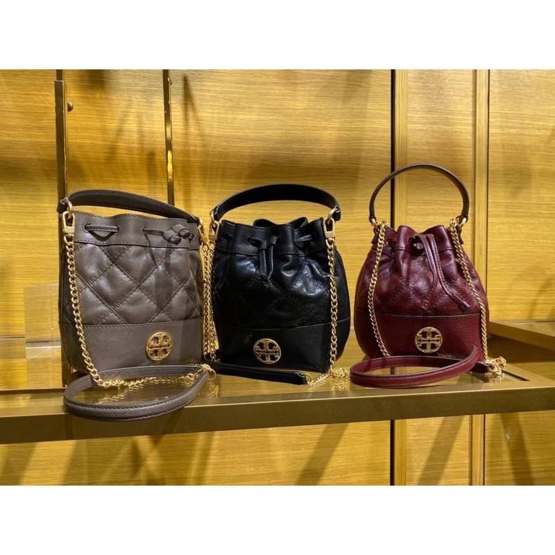 TORY BURCH WILLA MINI BUCKET BAG NEW ARRIVAL สุดปัง กระเป๋าสะพายทรงบัคเก็ต สวยผู้ดี โดดเด่นด้วยโลโก้สีทองดูหรู อัพลุคผู้ดี๊ผู้ดี วัสดุหนังแท้ ดีไซน์บุนวม เส้นคมดีเทลหรู เปิด-ปิดหนังรูดปากกระเป๋า มีหูหิ้วในตัว คล้องแขนเก๋ๆ ภายในเป็นช่องโล่ง มีช่องย่อย ใส่ข