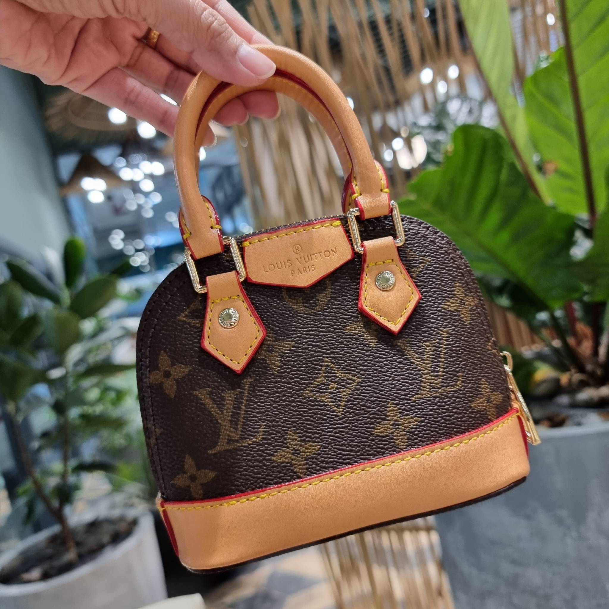 LV TRIO MINI ICONES ใหม่ล่าสุด น่ารักน่าใช้ ที่รวบรวมรุ่นสุดยอดที่เป็นดั่งไอคอนนิค ให้ทุกคนได้สะสมครบคอลเลคชั่น ในไซส์มินิ วัสดุหนังแคนวาสทุกใบ มีสายสะพายข้างให้ เกี่ยวทุกใบรวมสะพายทีเดียว หรือแยกใช้วันแบบ วันละสไตล์ สลับได้ไม่มีเบื่อ มาพร้อม box set ครบ 