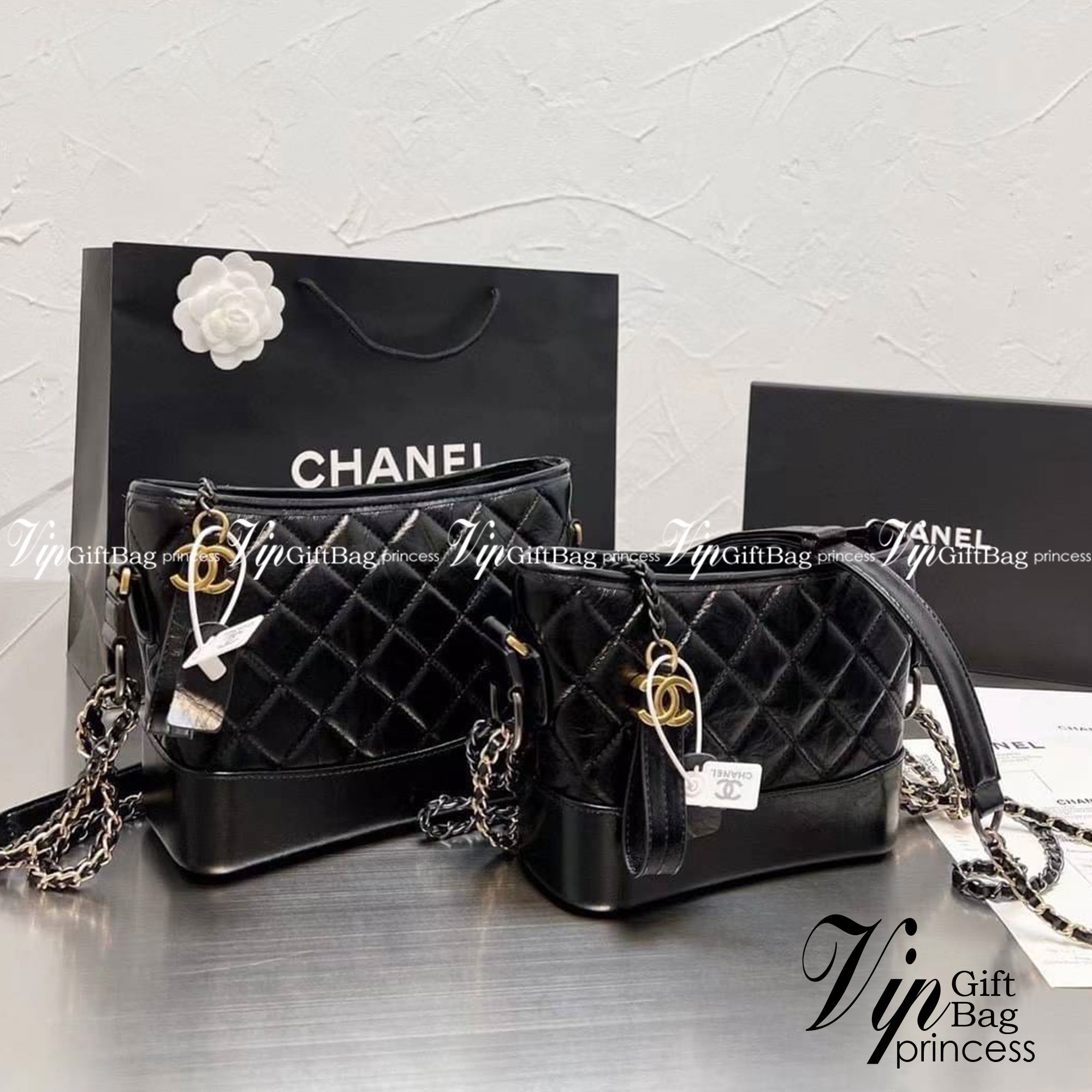 CHANEL SHOULDER BAG / CHANEL GABRIELLE HOBO BAG มี 2 size 8" 10" กระเป๋าสะพายข้าง/ไหล่ หนังนิ่ม หรู มาพร้อมพวงกุญแจสัญลักษณ์แบรนด์ อะไหล่พร้อมโซ่สะพายสีทองสลับเงิน สามารถสะพาย crossbody หรือสะพายไหล่ได้หมด สะพายแล้วขับผิวมากๆ