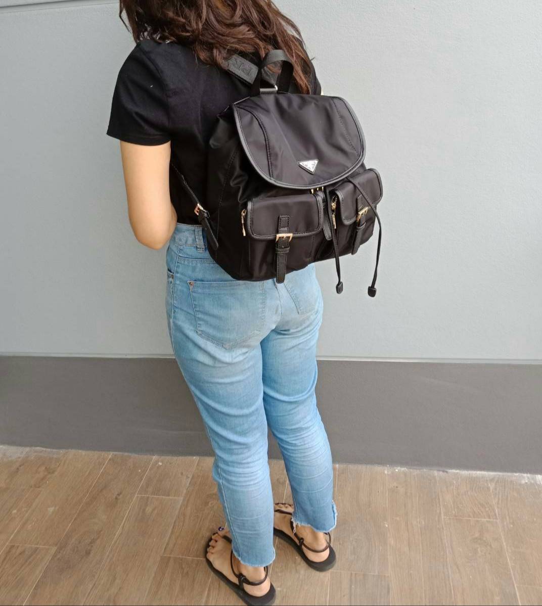 Prada nylon backpack with pocket กระเป๋าเป้ทรง signature จาก วัสดุ nylon เนื้อหนา ด้านหน้าประดับ logo brand, มีช่องใส่ของ 2 ช่อง กระเป๋าเปิดปิดด้วยกระดุมแม่เหล็ก และ drawstring ด้านในมีป้ายหนัง logo brand บุผ้าลายแบรนดอย่างดี สายสะพายปรับได้ freesize สายก