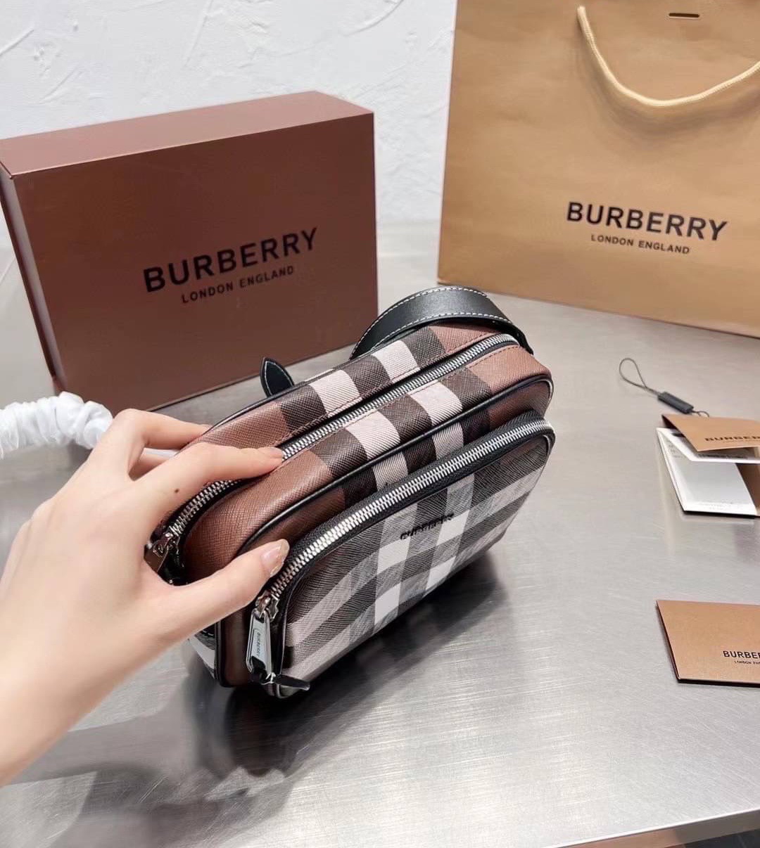 Burberry Vintage Check And Leather Crossbody Bag / Burberry Check Crossbody รุ่นใหม่ล่าสุด คุณผู้ชายช็อปด่วนค่า 🇬🇧 NEW ARRIVAL วัสดุ CANVAS อยู่ทรง ด้านหน้มีช่องซิปใส่ของหนึ่งช่อง ช่องหลักปิดเปิดด้วยซิป Rare items เด็ดๆแบบนี้ห้ามพลาดน้าาา