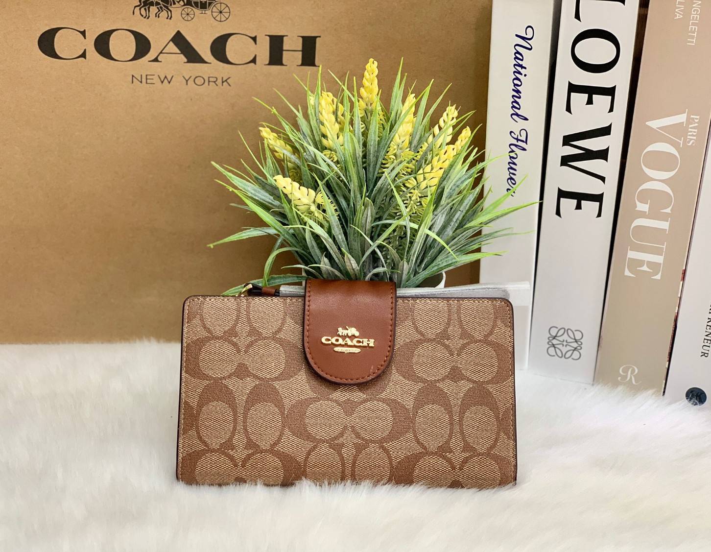 พร้อมส่งครบ 5 สี กระเป๋าสตางค์ที่สาวๆต้องมีติดตัวค่าา😘 COACH TECH WALLET IN COLORBLOCK SIGNATURE ((C2874)) ✔️กระเป๋าเงินใบยาว หนังแท้ พร้อมสายคล้องมือในตัวค่ะ ✔️เปิดปิดด้านหน้าแบบฝากระดุม ภายในมีช่องใส่ธนบัตร2ช่อง ;สามารถใส่มือถือ ip