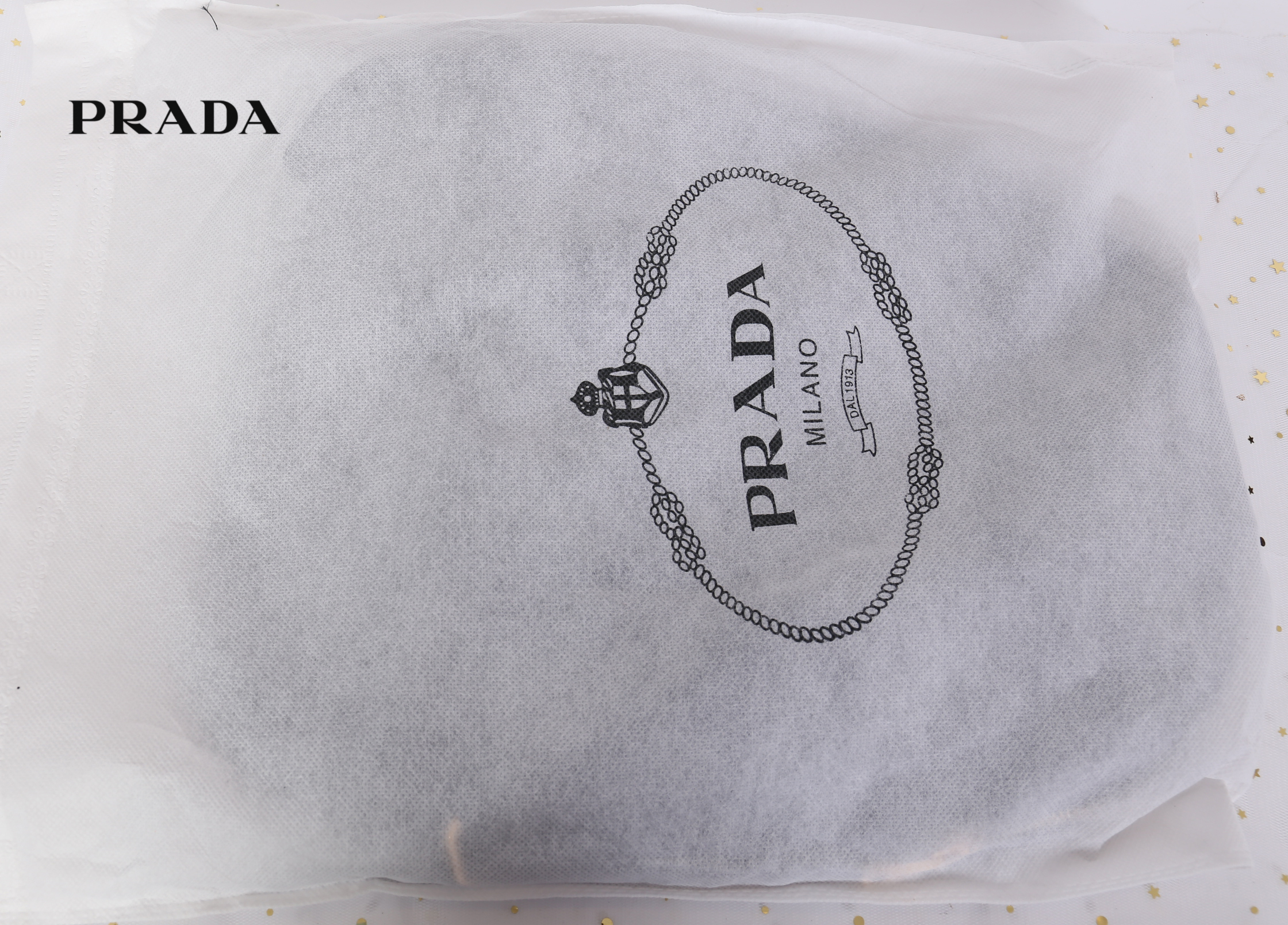 PRADA NYLON Bear BACKPACK กระเป๋าสะพายเป้ Premium gift จากเคาน์เตอร์ต่างประเทศรุ่น Limited edition วัสดุเป็น Nylon เนื้อหนาคุณภาพดีตามแบบฉบับของแบรนด์ ขนาดกำลังดี น้ำหนักเบา ด้านหน้าเป็นลายหมีปั๊กกลิ้ตเตอร์โลโก้แบรนด์ อะไหล่ทองหรูภายในซับ Polyester 100% ม