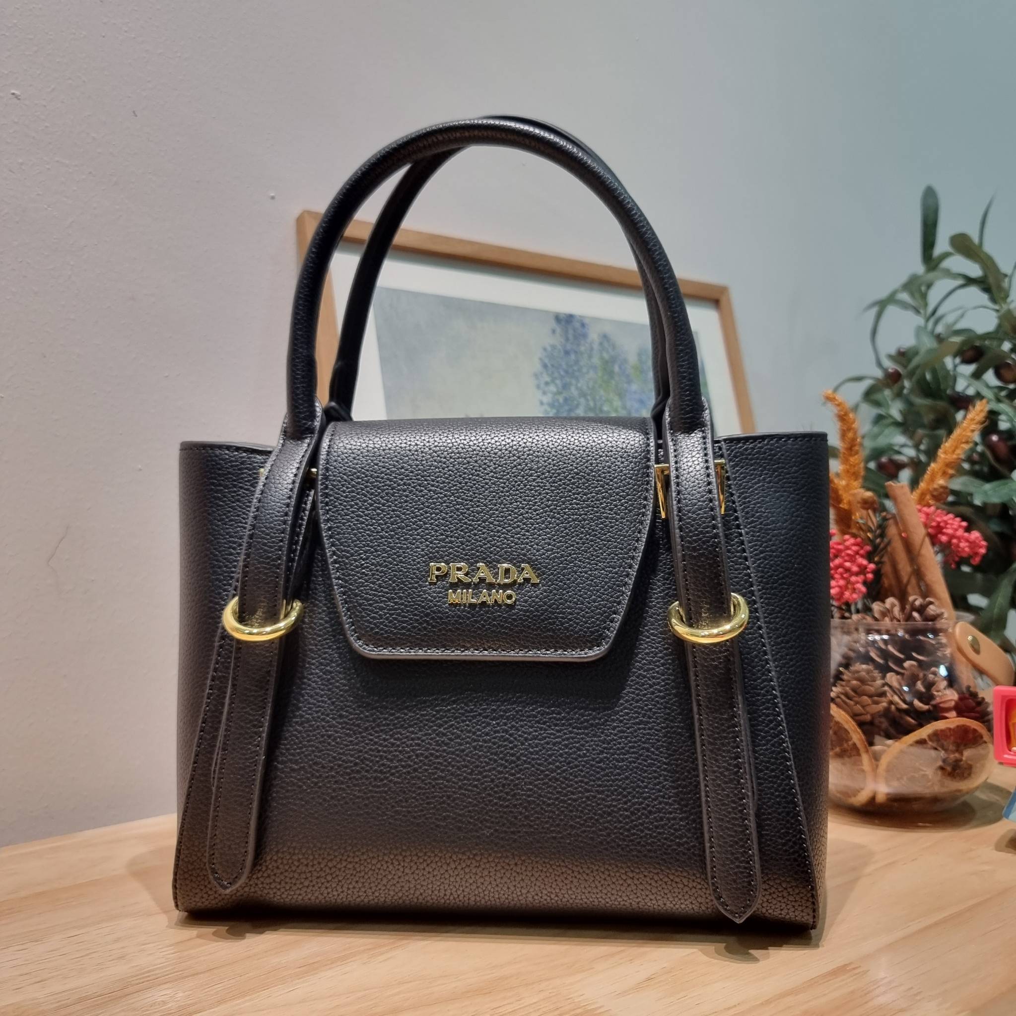 PRADA Saffiano leather bag / Prada leather bag กระเป๋าถือ/สะพายล่าสุด ที่ดีไซน์เรียบหรู สวยคมชัด เต็มไปด้วยดีเทลน่าใช้ สายคล้องไหล่ที่สามารถถอดออกได้