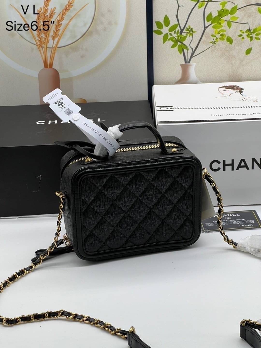 Chanel CC Filigree Vanity Case งานตามหาเข้าแล้วน้า พร้อมส่งมีจำนวนจำกัดนะคะ กระเป๋าสะพายทรงกล่องรุ่นยอดนิยม นอกจากความคลาสสิคของรูปทรง ตัวอะไหล่ก็ยังปรับเพิ่มดีเทลความหรูดูแพง