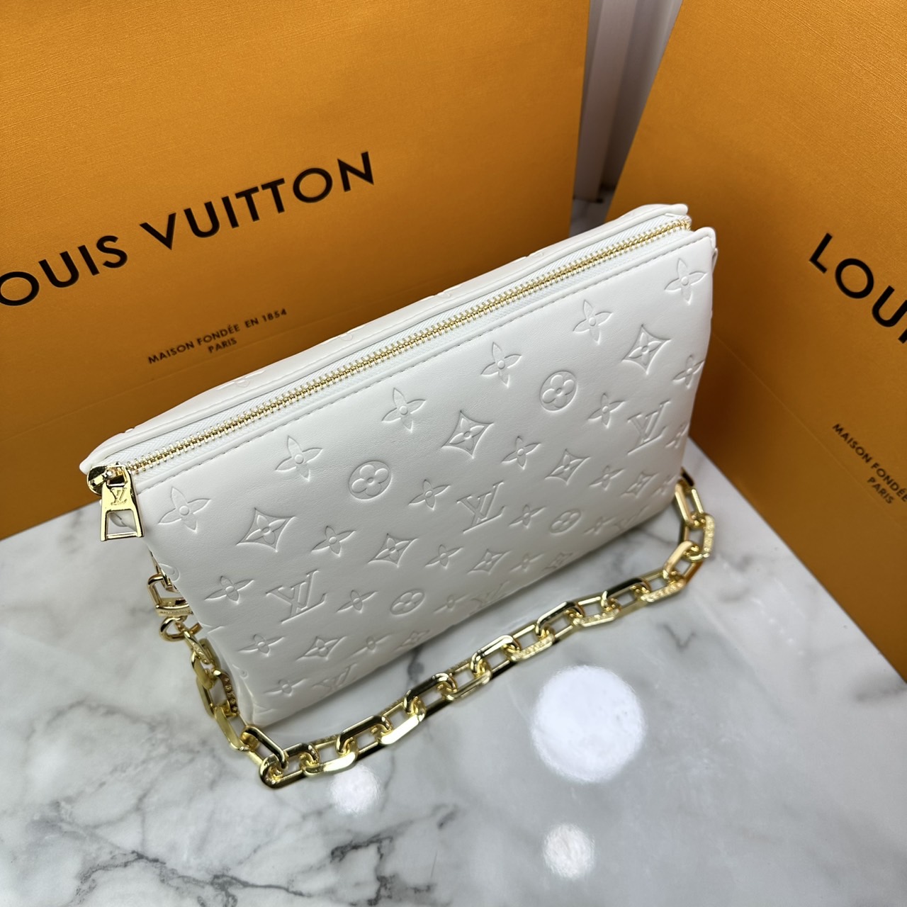 ORI หนังแท้ | LV Coussin PM bag Soft leather with Monogram pattern กระเป๋าถือสะพายไหล่ หรือถือเป็นกระเป๋าคลัทช์ หนึ่งในไอเท็มโดดเด่นจากแฟชั่นโชว์คอลเลกชันประจำฤดูกาล Spring-Summer หนังบุนวม
