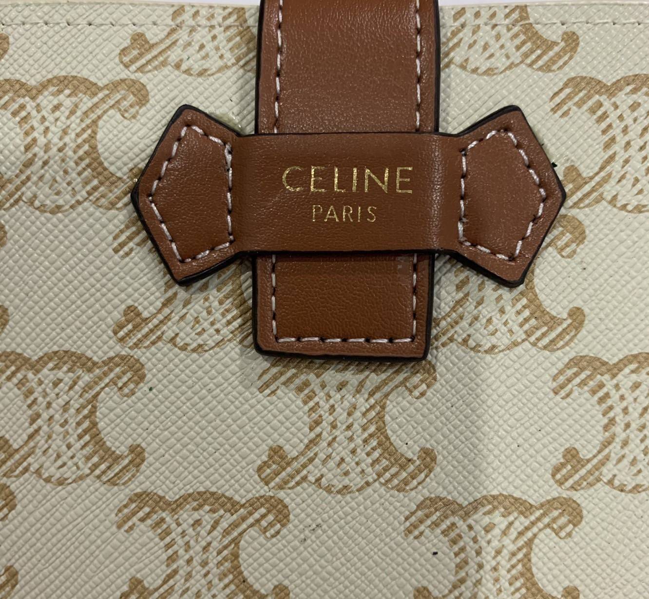 CELINE SHORT WALLET VIP GIFT WITH PURCHASE (GWP) พรีเมี่ยมกิ๊ฟ Limited จาก CELINE HAUTE PARFUME DUTYFREE COUNTER วัสดุ Triomphe Canvas หนังสวยอยู่ทรง ประดับโลโก้แบรนด์ที่ด้านหน้า ขนาดกำลังดี จับถนัดมือ เปิด-ปิดฝาพับกระดุม ภายในมีช่องแบ่งหลายช่อง มีช่องใส่