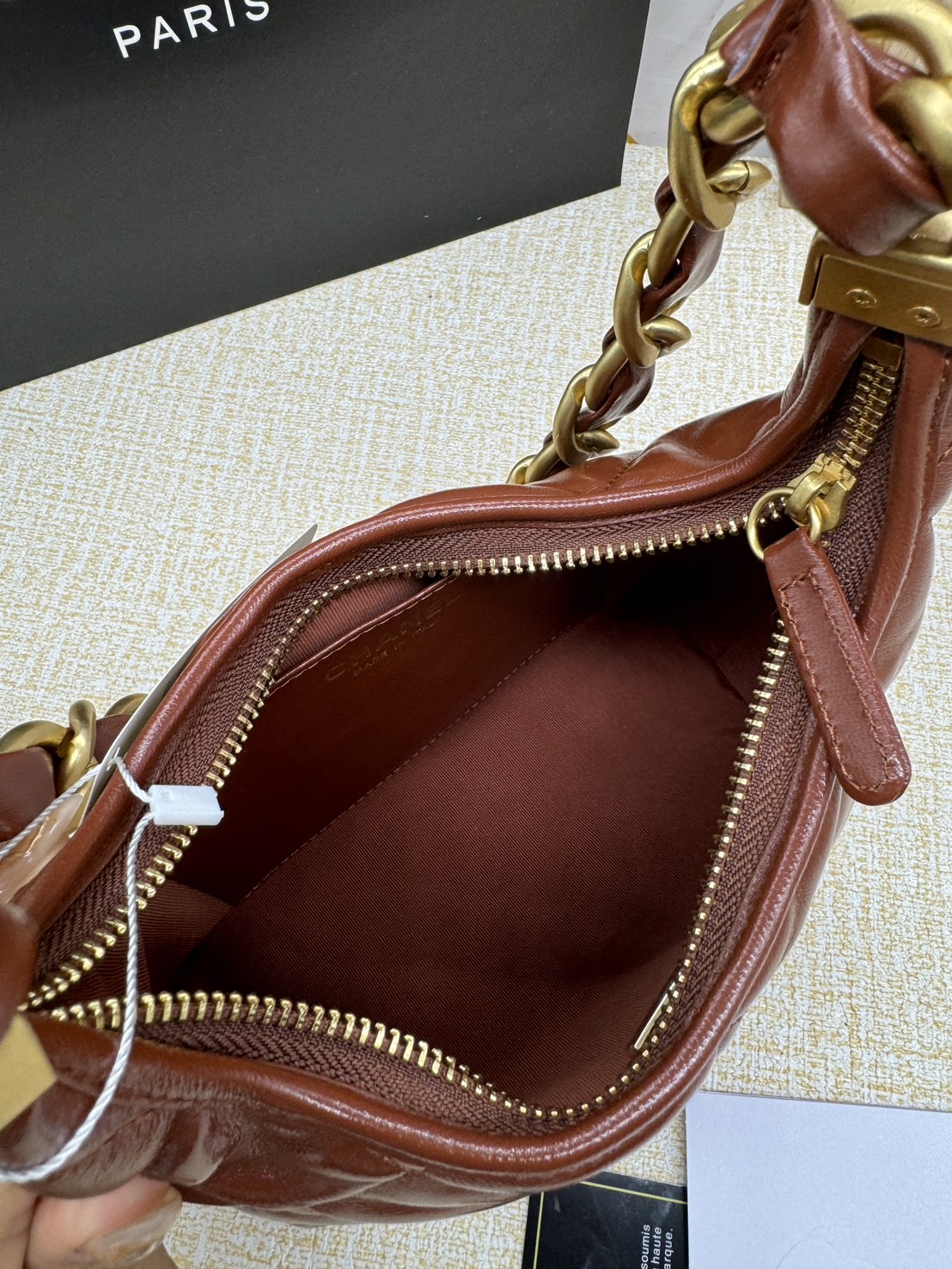 CHANEL SMALL HOBO BAG Shiny Leather & Gold-Tone Metal 20cm กระเป๋าทรงโฮโบ ดีไซส์สวยเรียบหรู เกรดออริ สลับแท้ 1:1 ใช้งานต่างประเทศได้