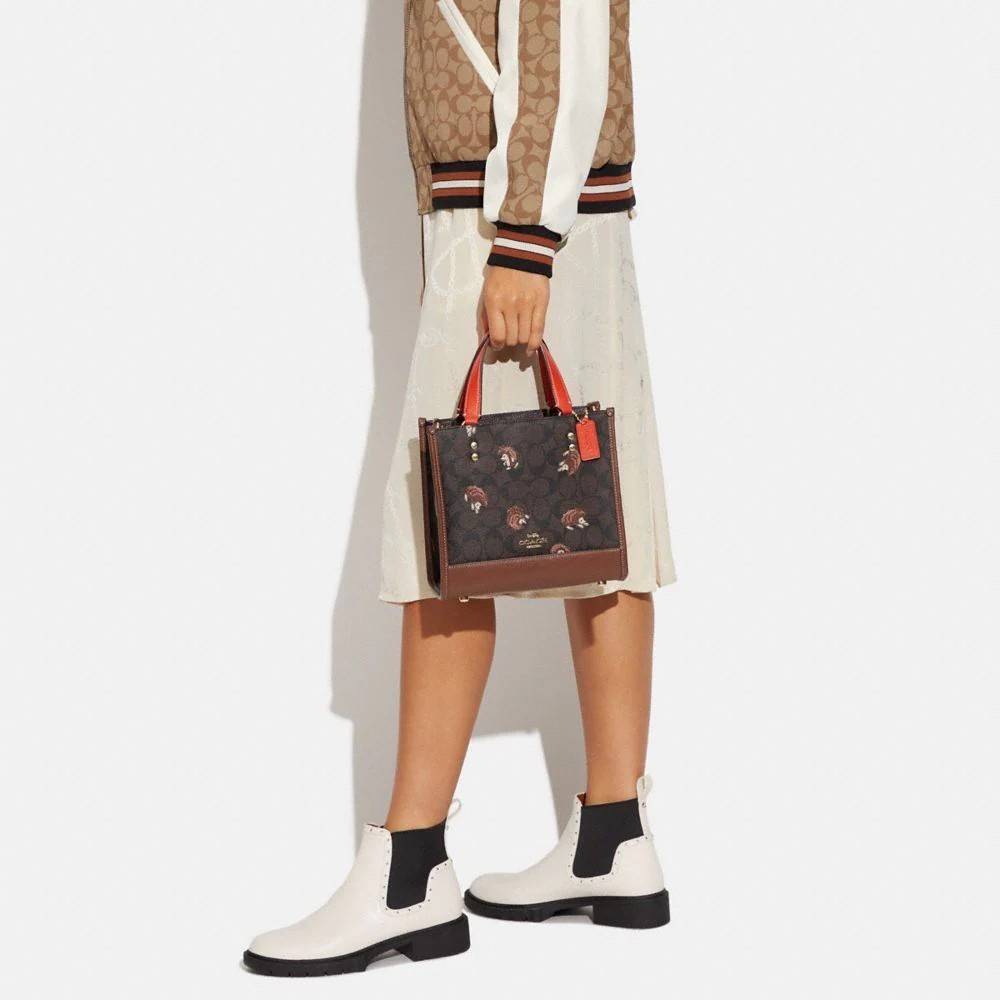 COACH DEMPSEY TOTE IN SIGNATURE CANVAS WITH HEDGEHOG PRINT 🦔 ((CC769)) เม่นเต้นรำ สวย น่ารัก มากๆค่ะ ใหม่กันต่อ ไปสวยกันให้สุดค่ะ! กับกระเป๋าทรงTOTE รุ่นใหม่ล่าสุด 🌟จุดเด่นของรุ่นนี้คือปริ้นท์ลายเม่นเต้นรำทั้งใบ น่ารักน่าเอ็นดูมากๆค่ะ เปิด