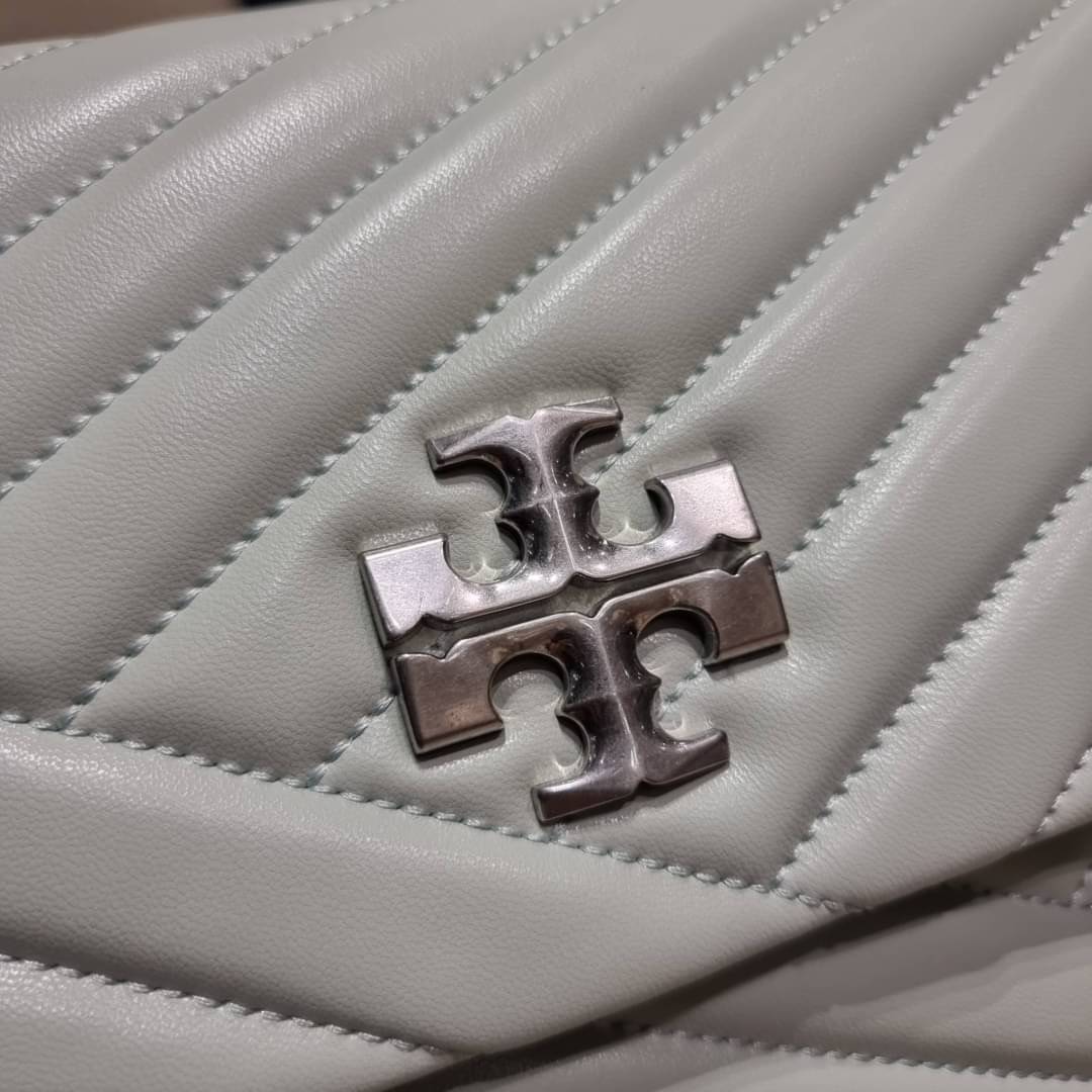 TORY BURCH KIRA CHEVRON CONVERTIBLE SHOULDER BAG (SMALL / MEDIUM) กระเป๋าสะพายรุ่นยอดฮิต ไซส์คลาสสิค ที่ใช้ยังไงก็ดูหรู ดีไซน์เฉพาะตัว วัสดุหนังแกะ สัมผัสนิ่ม เปิด-ปิดด้วยกระดุมแม่เหล็ก ภายในเป็นช่องโล่ง ใส่กระเป๋าสตางค์ มือถือ เครื่องสำอางค์ พาวเวอร์แบงค