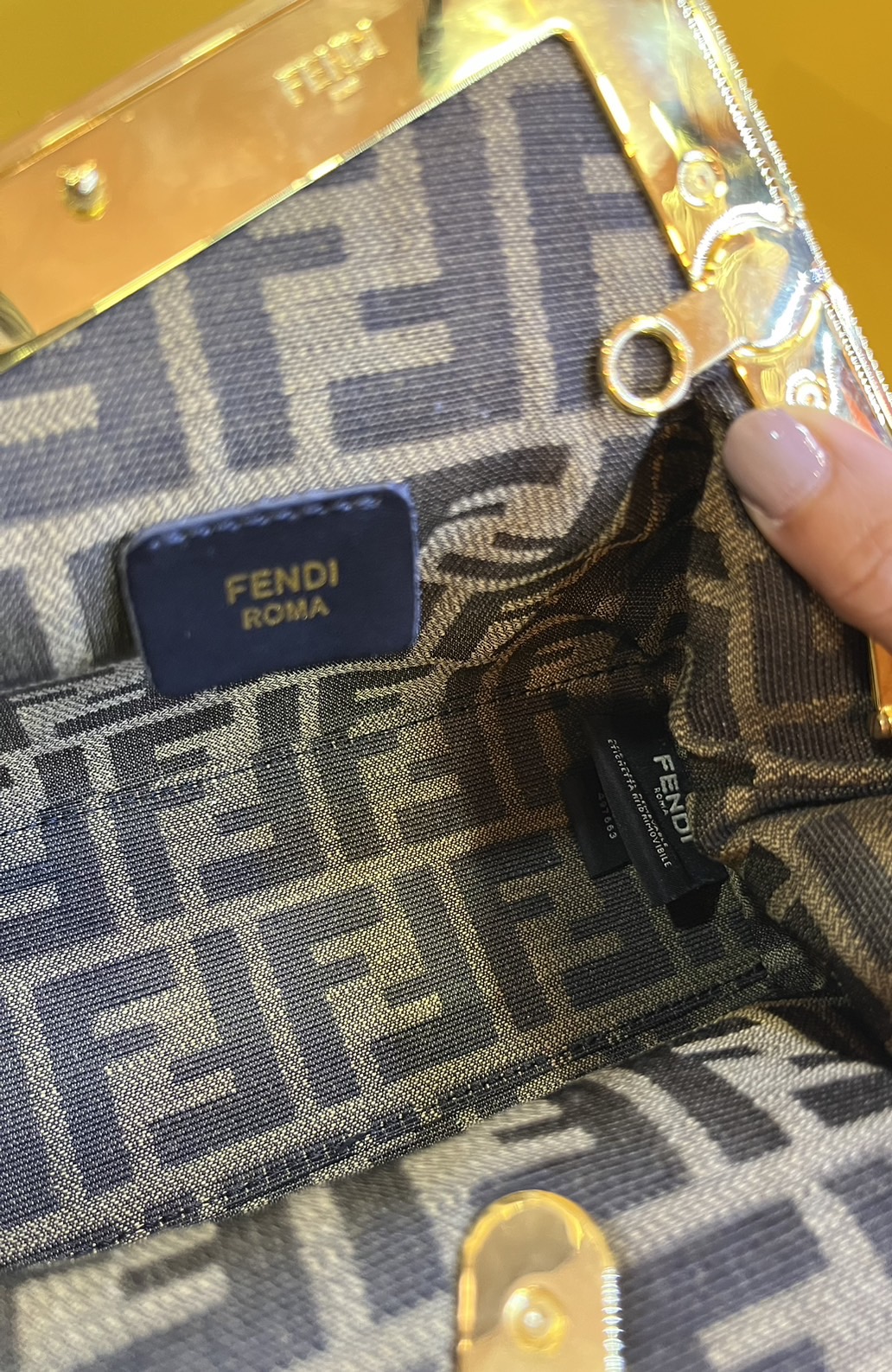 พร้อมส่ง 6 สี FENDI First Midi bag กระเป๋าทรงคลัชมาพร้อมสายสะพาย รูปลักษณ์สวยงามทันสมัย 🧡 เกรดออริจินอล 1:1 สลับแท้ ใช้งานต่างประเทศได้