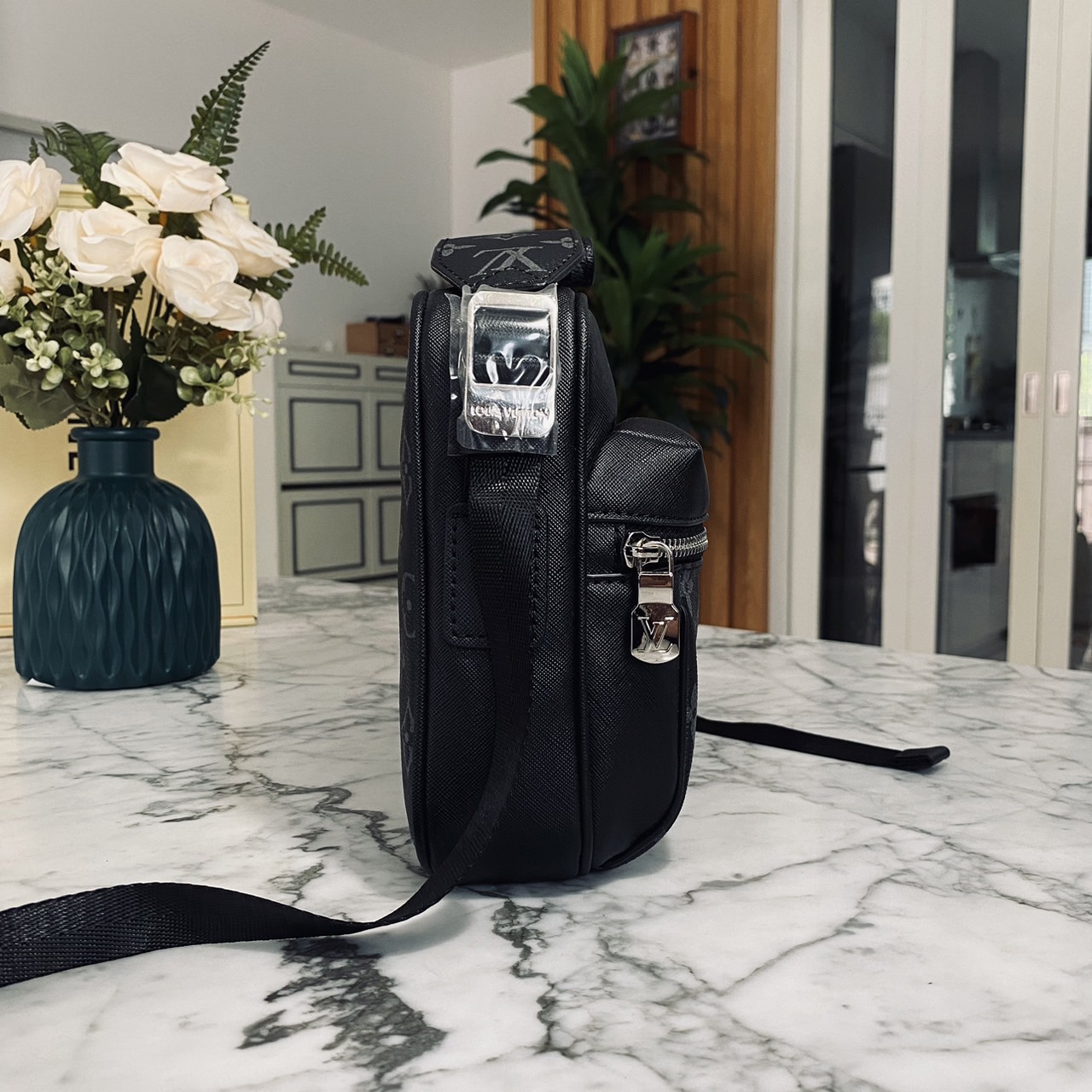 LV Outdoor Messenger Bag กระเป๋าทรงแมสเซนเจอร์สีดำสวยคลาสสิก รุ่นที่ได้รับความนิยมอย่างมาก ท่านชวยควรมีติดตู้ไว้ได้ใช้งานบ่อยๆ แน่นอนค่ะ