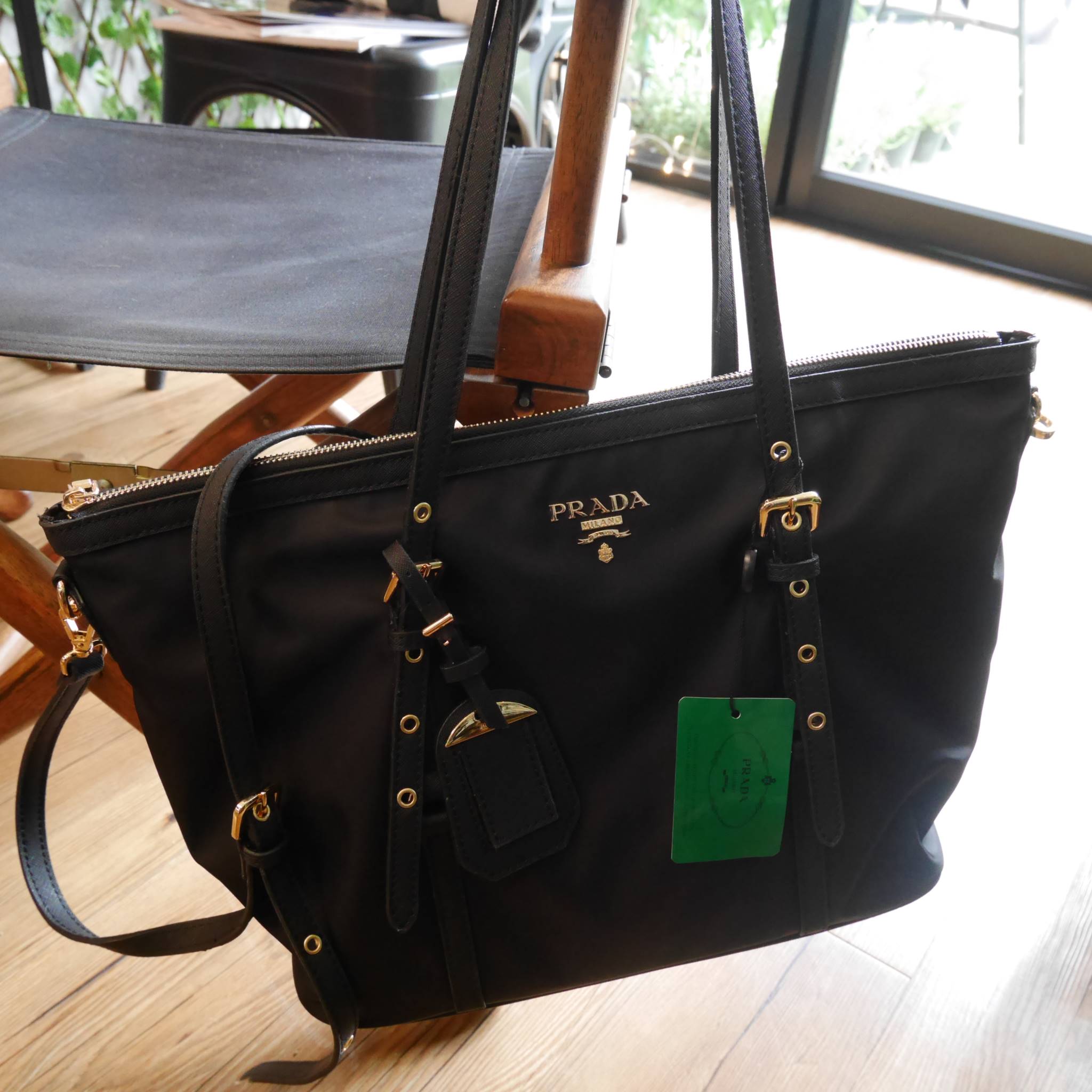 กรี้ดดด งานใบใหญ่ *ใส่ของจุใจ ก้มาน้าาา งานพรีเมี่ยมกิ้ฟ จากเคาเตอร์ต่างประเทศคะ จากแบรนด์ PRADA เป็น กระเป๋าผ้าไนล่อน ตามแบบฉบับของแบรนด์เลย หลงรักเลยคะ สะพายไหล่ได้ ถือก็สวยๆ ใช้แล้วสวยมากๆ ใส่ของได้เยอะเว่อร์ คุ้มราคา ห้ามพลาดเลยคะ!