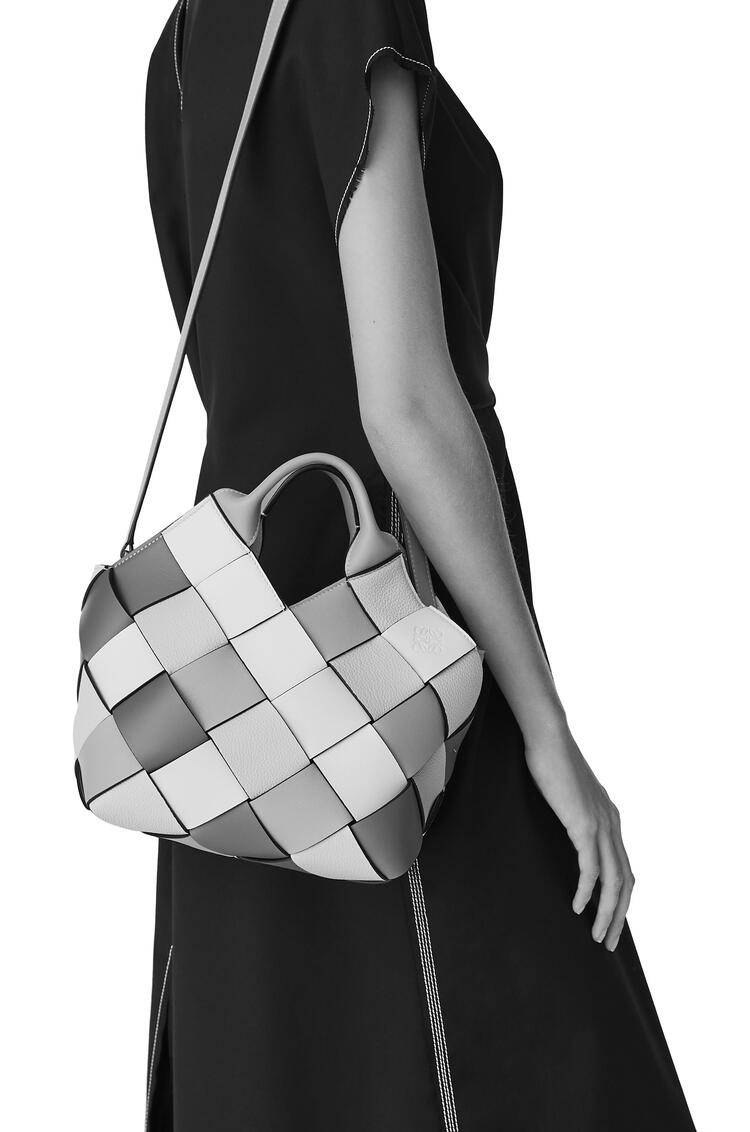 VIP 】LOEWE SURPLUS LEATHER WOVEN BASKET BAG IN CLASSIC CALFSKIN ใหม่ล่าสุดและสวยที่สุด กระเป๋าสะพานที่ถักทอด้วยความปราณีต โดดเด่นด้วยสีที่จับมาคอนทราสได้ลงตัว ใบใหญ่จุได้แบบเน้นๆ วัสดุหนังวัวแท้เต็มใบ หรูเลิศ ปากกระเป๋ามีสายหนังสำหรับผูกรวบปากกระเป๋า ภายใ