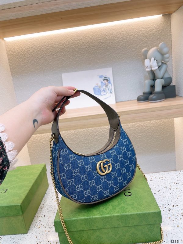 Gucci GG Marmont half-moon-shaped mini bag กระเป๋าคล้องไหล่ ความตัวแม่สายแฟชั่น ต้องกระเป๋าทรงจันทร์เสี้ยวแบบสับค่ะ! ความโค้งมนใช้งานง่าย เอามาสะพายก็คือชนะเลิศไปเลย ภาพถ่ายจากงานขายจริง ใช้งานต่างประเทศได้