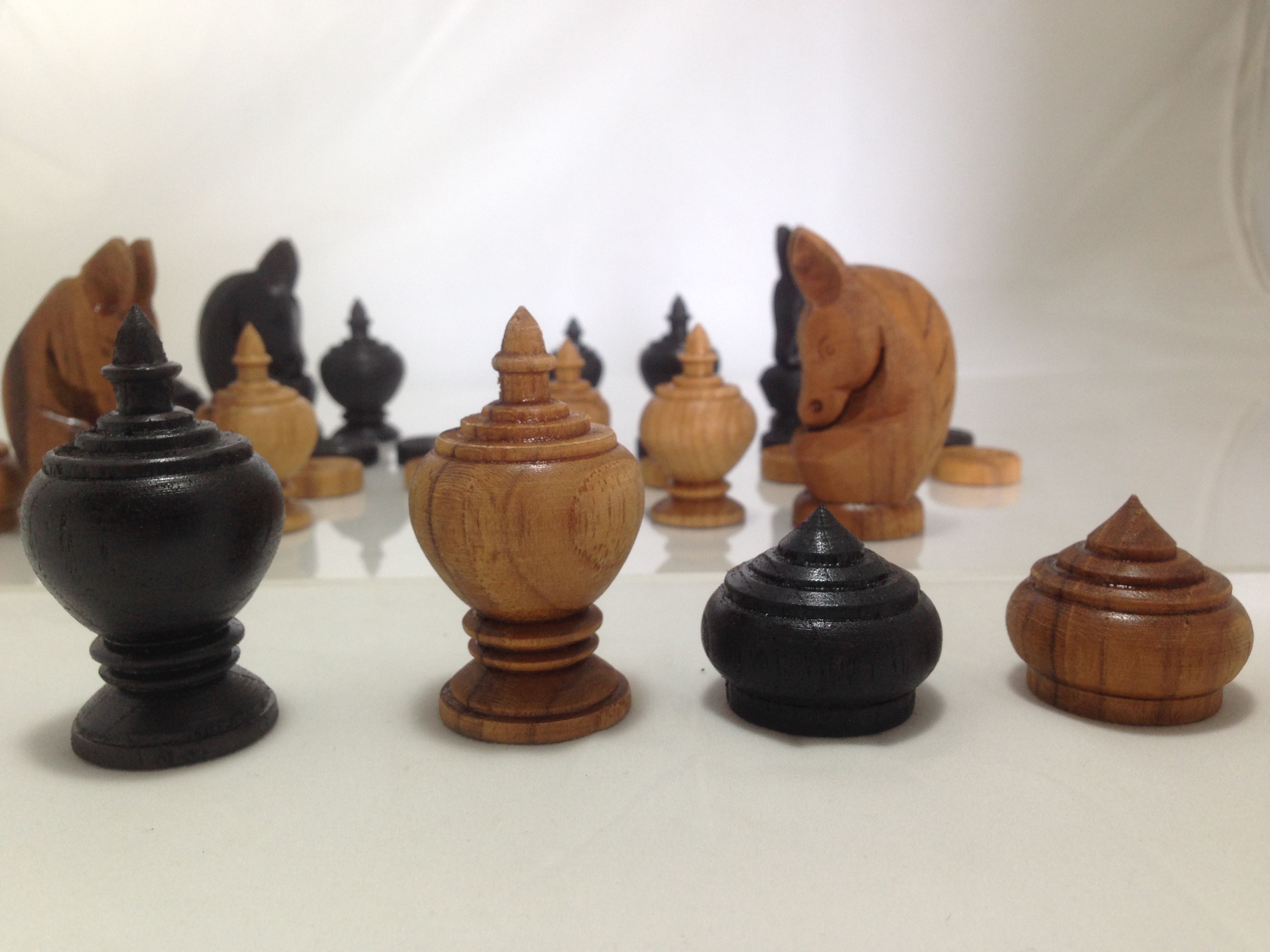 ชุดกระดานและตัวหมากรุกไทยไม้สักพร้อมกล่องเก็บ