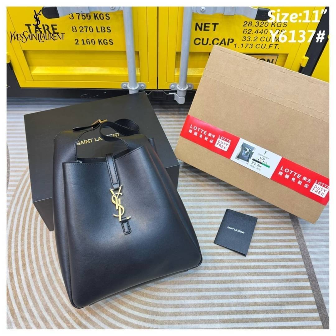 YSL Le 5 à 7 supple leather hobo bag รุ่นยอดฮิต ที่ใครๆก็ต้องมีครอบครอง กับกระเป๋าสะพายทรงโฮโบ หนังเรียบสวยมาก ขนาด 11" จุของได้สบายๆ สวยฟาดมากๆ ดาเมจคือร้อนฉ่าสุดๆ! ดีไซน์สุดคลาสสิค