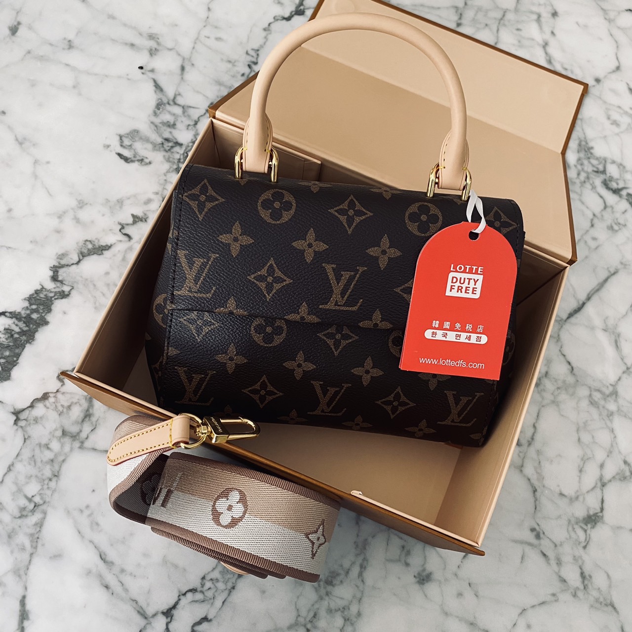 LV Cluny Mini Monogram Canvas Bag 20cm กระเป๋าถือใบเล็กแสนน่ารัก ลายโมโนแกรมแคนวาสสุดไอคอนิก พร้อมสายสะพายผ้าทรงสปอร์ต คอลขายดีตลอดกาล หูจับในตัว น้ำหนักเบา เป็นไอเท็มที่แมทช์ได้กับทุกสไตล์การแต่งตัว ราคาสุดคุ้ม