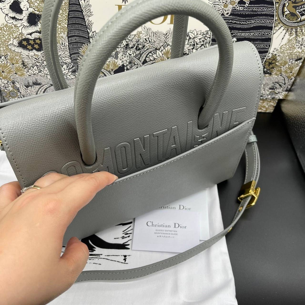 หนังแท้ DIOR Medium ST Honore Tote Collection Fall/Winter 2020-2021 มาในรูปแบบกระเป๋าทรงสี่เหลี่ยมที่ได้มาตรฐาน ทำจากหนังลูกวัว (Calfskin) ลายเกรน ซึ่งสื่อถึงความหรูหราได้อย่างลงตัว ตัวด้ามจับ มีการเย็บเข้าด้านในของกระเป๋าเพื่อเพิ่มความแข็งแรงทนทาน ด้านหน