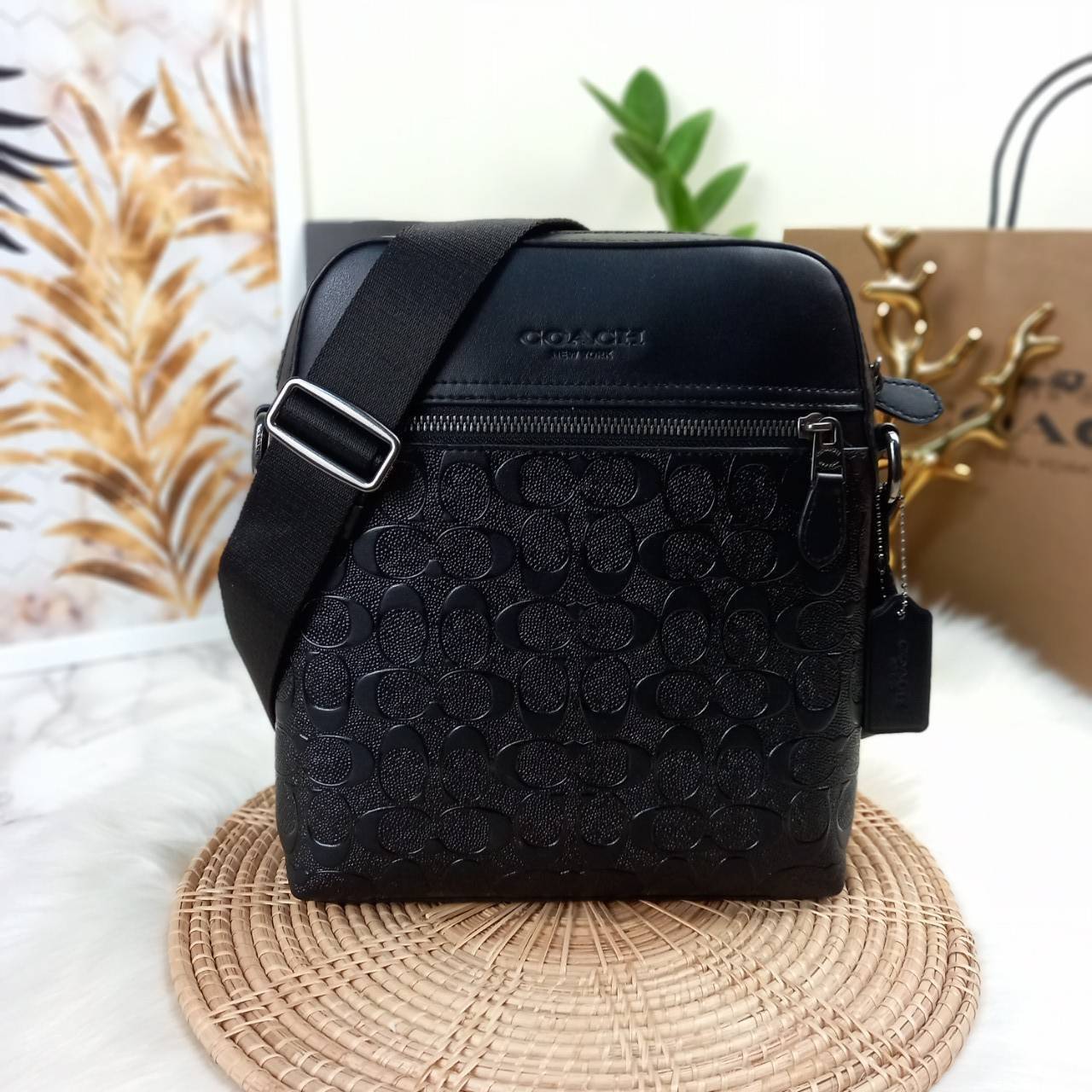 COACH HOUSTON FLIGHT BAG IN SIGNATURE LEATHER (COACH F73338) กระเป๋าสะพาย ลวดลาย C นูน SIGNATURE ที่ดูโดดเด่นมาก// วัสดุหนังแท้ทั้งใบ อยู่ทรงสวย// ด้านในโล่งกว้าง จุของได้เยอะ ด้านหน้ามีอีกช่องซิบไว้เก็บของสำคัญได้อย่างเป็นสัดส่วน ลงตัว เปิด-ปิด ด้วยซิบ/ 